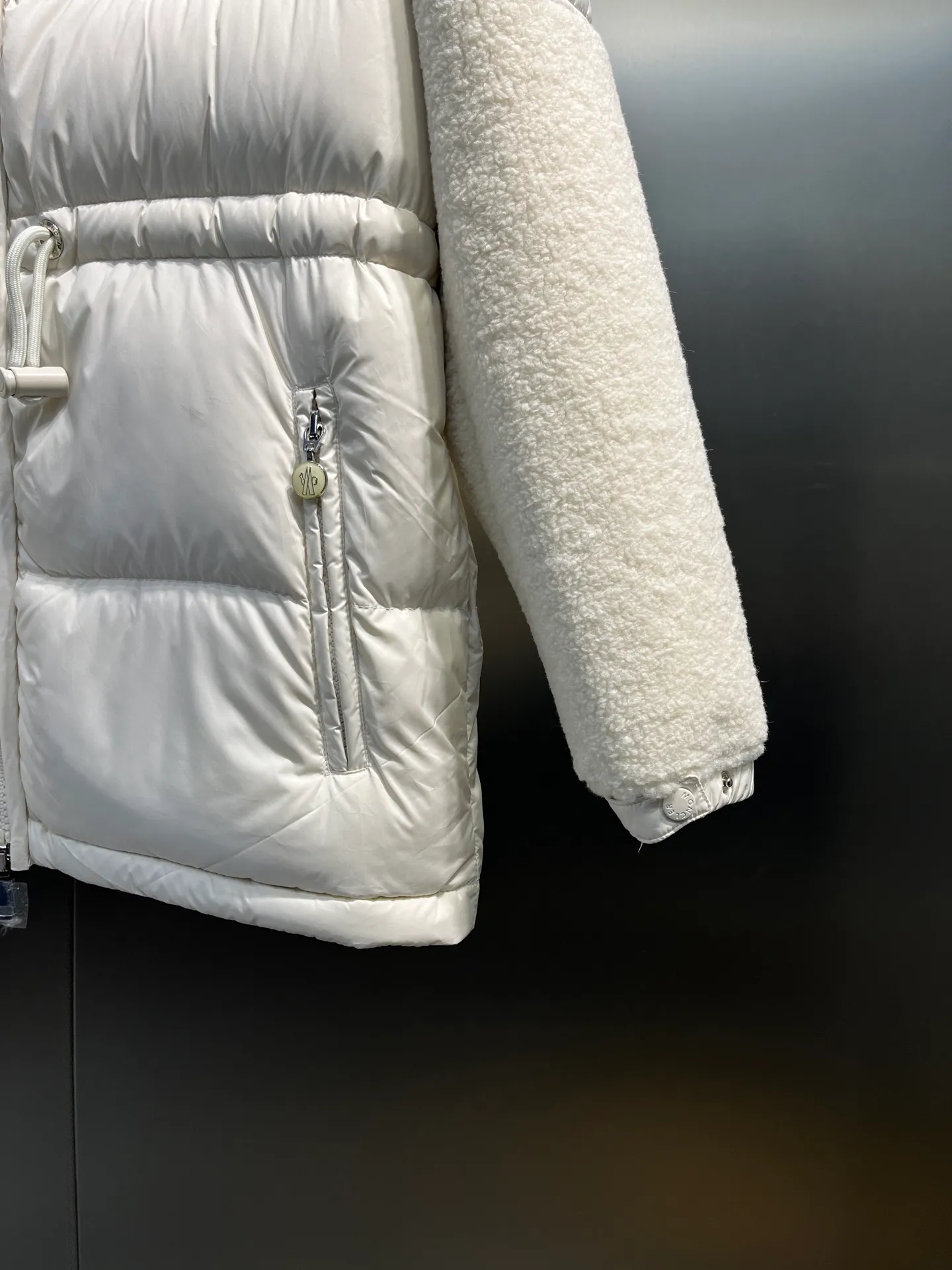 P1000 Moncler🌟New style for autumn and winter. Smooth sheepskin down jacket. Original custom-made imported fabric with soft and delicate texture. High stand-up collar and loose fit. Freely adjustable drawstring waist design. Age-reducing girlish style. Not picky. The fit is casual and super fashionable. Original hardware accessories. Very detailed. Size: 0123