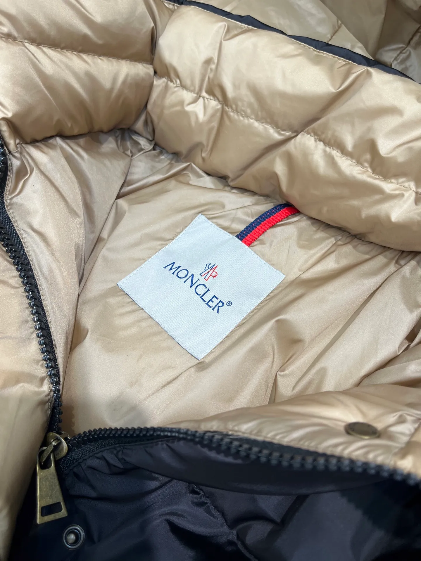 P880 moncler 🌟 New arrival in autumn and winter, waist-cinched color-blocked hooded down hood with detachable design. The short version is made of nylon fabric. It has a glossy satin effect and is paired with a waist-cinched design to outline a soft silhouette. The double-pocket zipper closure is simple and elegant, and the white duck down filling is very fluffy, fashionable, warm and versatile!  size: 0123
