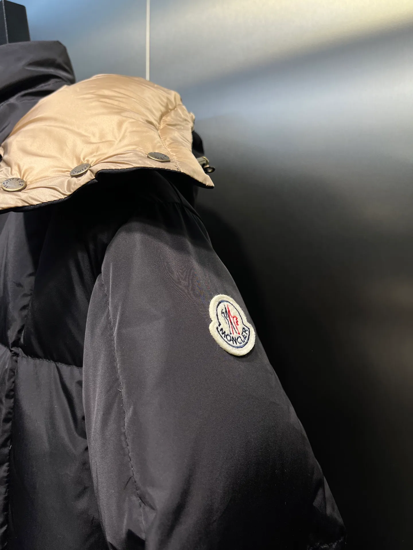 P880 moncler 🌟 New arrival in autumn and winter, waist-cinched color-blocked hooded down hood with detachable design. The short version is made of nylon fabric. It has a glossy satin effect and is paired with a waist-cinched design to outline a soft silhouette. The double-pocket zipper closure is simple and elegant, and the white duck down filling is very fluffy, fashionable, warm and versatile!  size: 0123