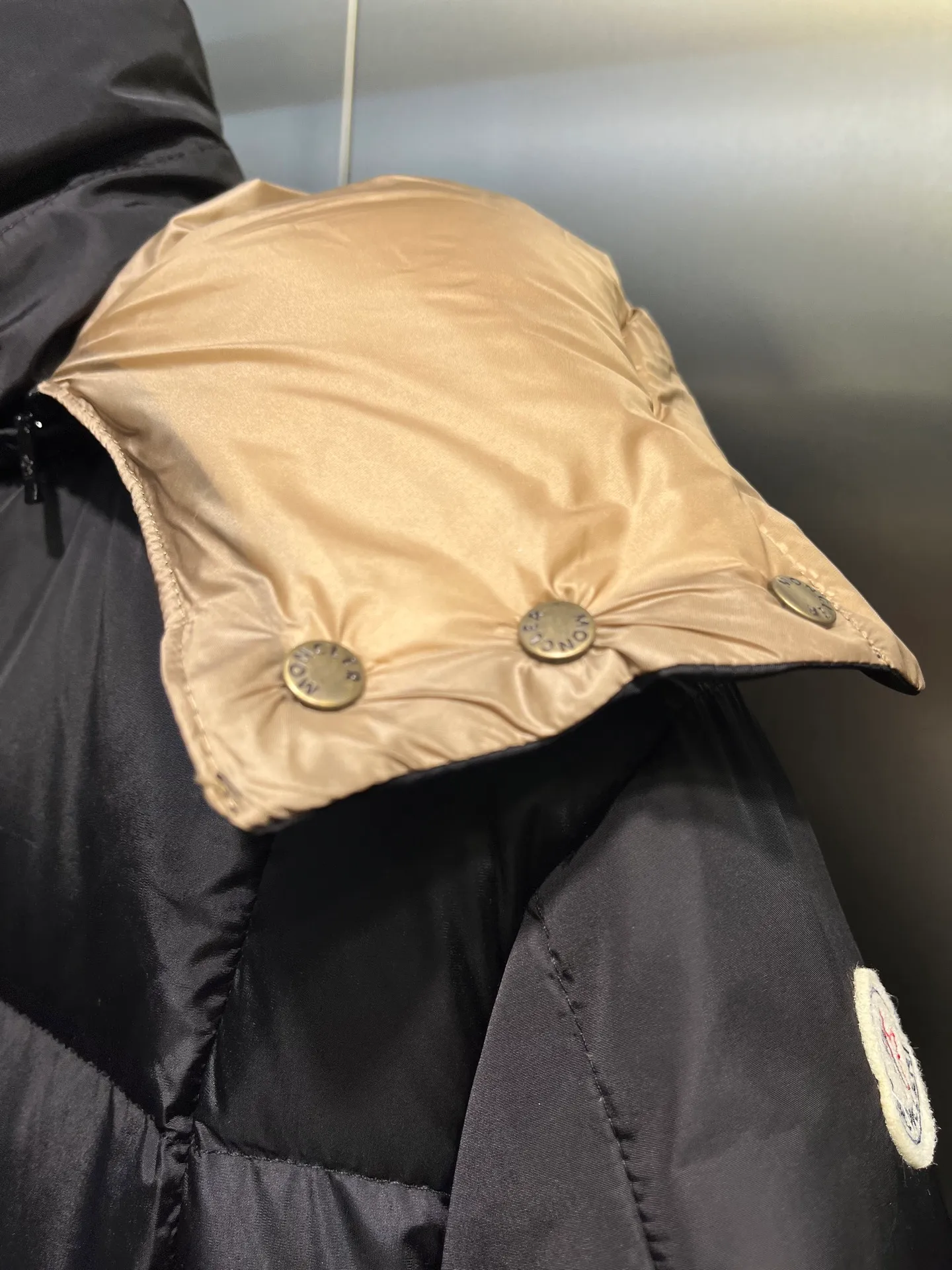 P880 moncler 🌟 New arrival in autumn and winter, waist-cinched color-blocked hooded down hood with detachable design. The short version is made of nylon fabric. It has a glossy satin effect and is paired with a waist-cinched design to outline a soft silhouette. The double-pocket zipper closure is simple and elegant, and the white duck down filling is very fluffy, fashionable, warm and versatile!  size: 0123