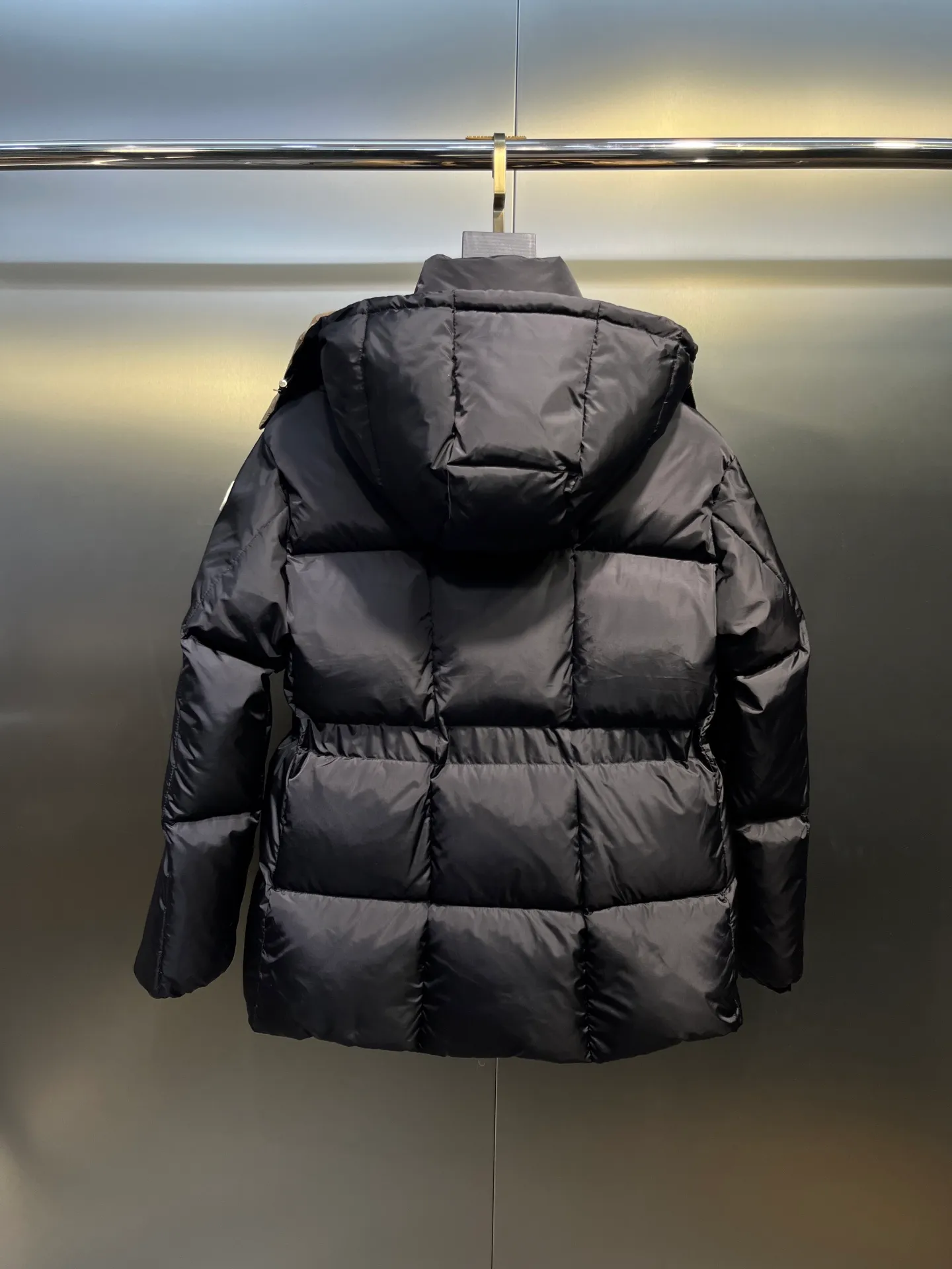 P880 moncler 🌟 New arrival in autumn and winter, waist-cinched color-blocked hooded down hood with detachable design. The short version is made of nylon fabric. It has a glossy satin effect and is paired with a waist-cinched design to outline a soft silhouette. The double-pocket zipper closure is simple and elegant, and the white duck down filling is very fluffy, fashionable, warm and versatile!  size: 0123