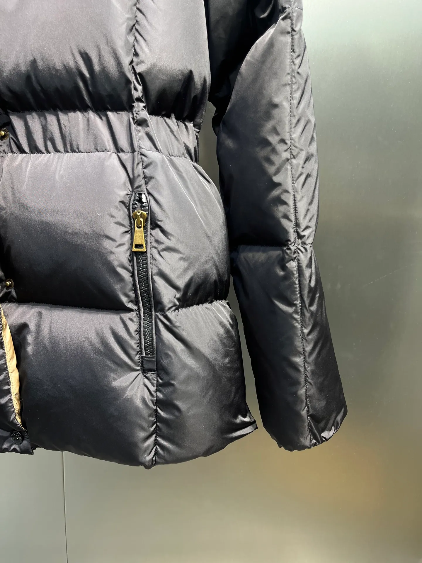 P880 moncler 🌟 New arrival in autumn and winter, waist-cinched color-blocked hooded down hood with detachable design. The short version is made of nylon fabric. It has a glossy satin effect and is paired with a waist-cinched design to outline a soft silhouette. The double-pocket zipper closure is simple and elegant, and the white duck down filling is very fluffy, fashionable, warm and versatile!  size: 0123