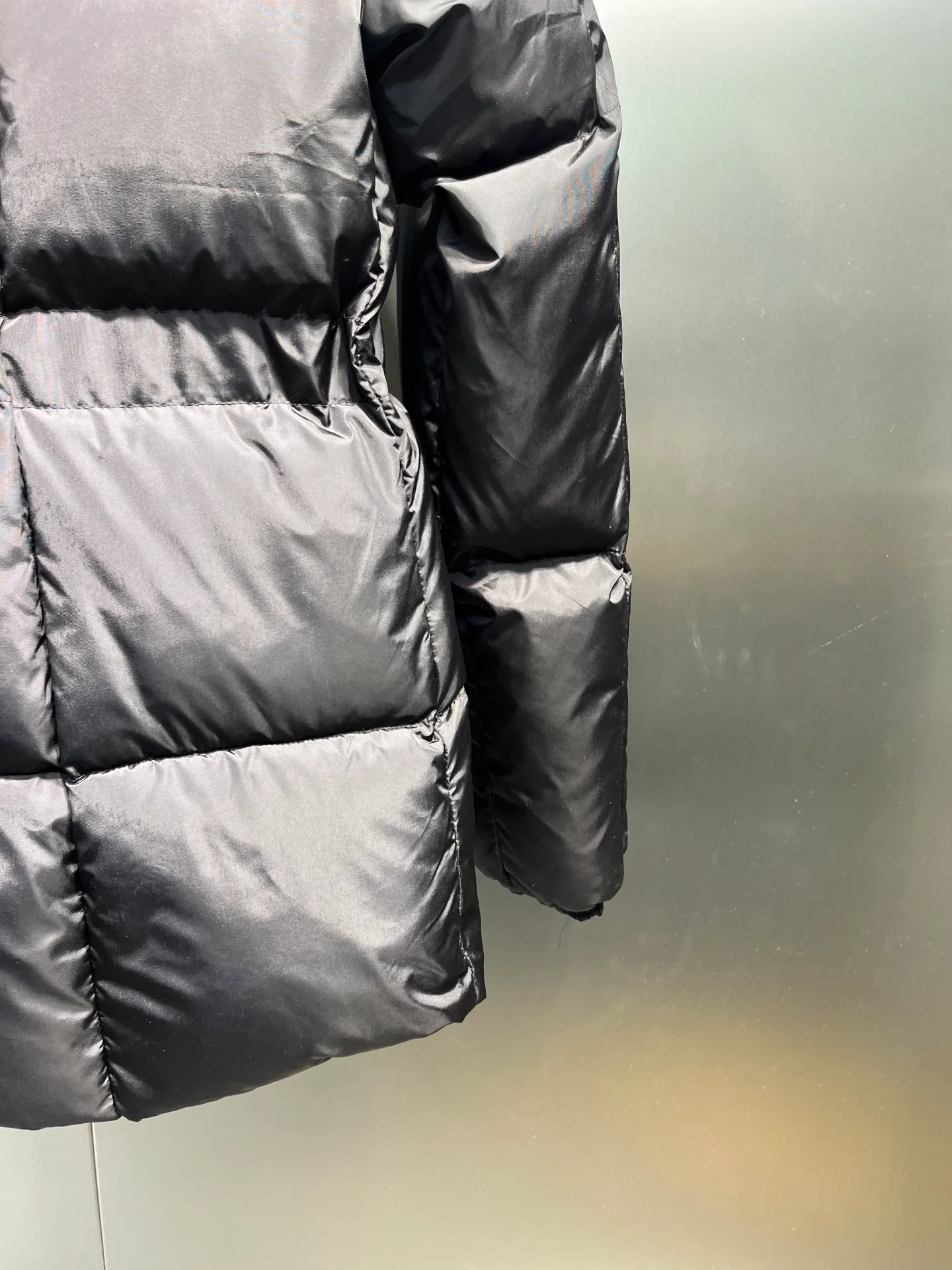 P880 moncler 🌟 New arrival in autumn and winter, waist-cinched color-blocked hooded down hood with detachable design. The short version is made of nylon fabric. It has a glossy satin effect and is paired with a waist-cinched design to outline a soft silhouette. The double-pocket zipper closure is simple and elegant, and the white duck down filling is very fluffy, fashionable, warm and versatile!  size: 0123