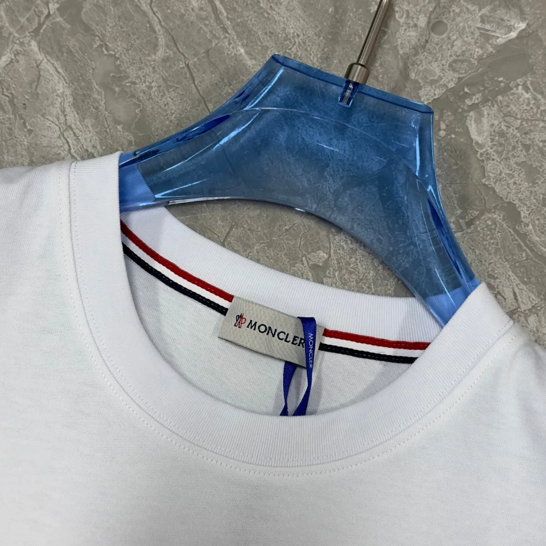 P140 💰Upgraded version "Mobile phone smart sensor ~ NFC chip armband ~ direct access to the official website for anti-counterfeiting" "Moncler ~ Mouth Mouth" 2025 new high-quality round neck short-sleeved T-shirt. The cuffs have imported embroidered labels. Customized dyeing, very comfortable to touch. Super versatile and good-looking short-sleeved. Complete with three labels. Non-market ordinary version. Feel free to compare. Quality is absolutely guaranteed! ‼ First of all, this original fabric is all custom-woven with 32-count double yarn fabric, 250G, and the weight is the same‼ Fine workmanship, double waistcoat method, double waistcoat method, double waistcoat method makes the whole dress more three-dimensional, which is not a craft that ordinary T-shirts can achieve🤪 Size: S-M-L-XL-2XL Color: black, white, apricot, same style for men and women