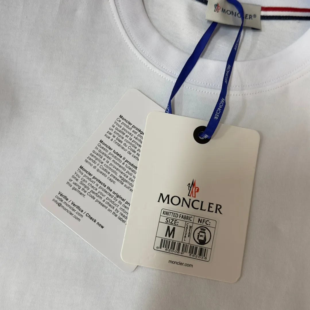 P140 💰Upgraded version "Mobile phone smart sensor ~ NFC chip armband ~ direct access to the official website for anti-counterfeiting" "Moncler ~ Mouth Mouth" 2025 new high-quality round neck short-sleeved T-shirt. The cuffs have imported embroidered labels. Customized dyeing, very comfortable to touch. Super versatile and good-looking short-sleeved. Complete with three labels. Non-market ordinary version. Feel free to compare. Quality is absolutely guaranteed! ‼ First of all, this original fabric is all custom-woven with 32-count double yarn fabric, 250G, and the weight is the same‼ Fine workmanship, double waistcoat method, double waistcoat method, double waistcoat method makes the whole dress more three-dimensional, which is not a craft that ordinary T-shirts can achieve🤪 Size: S-M-L-XL-2XL Color: black, white, apricot, same style for men and women