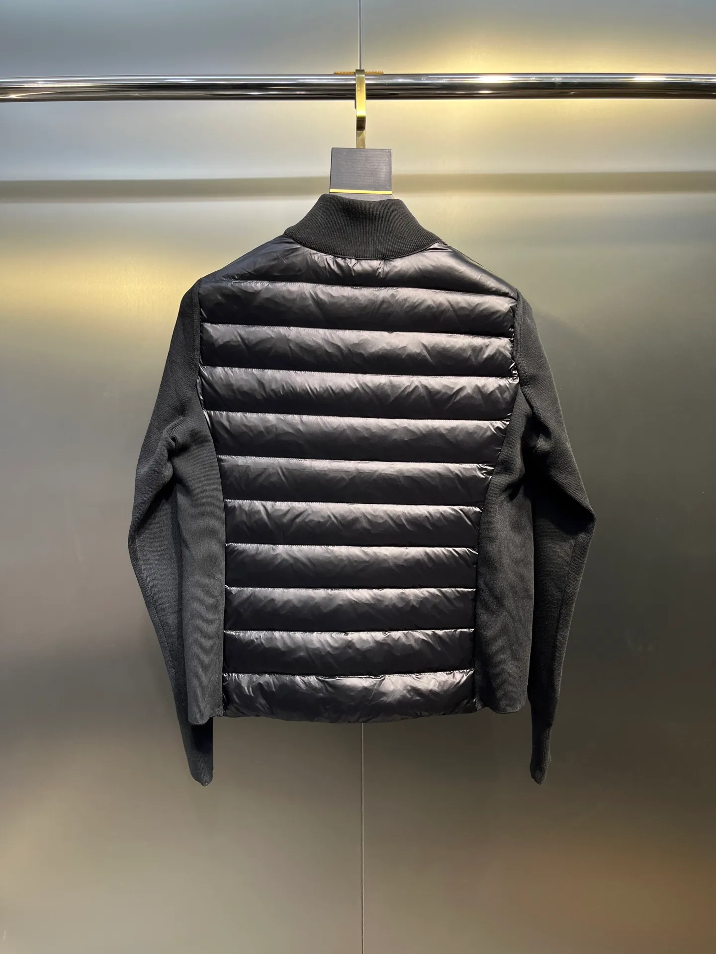P840 moncler Premium 🌟 Down Knitted Moncler Thin Knitted Stand Collar | Down Jacket The ultimate inner wear item in winter!!! Several sweaters with down are released at this time of year. In fact, the evergreen style of sweaters and down is a basic style. It can be worn alone or layered, which will give it a more layered look!!! The front is down, and the back and two sleeves are made of wool blended fabrics. The soft and delicate knitted feel is not irritating at all! The texture is amazing, the velvet is large, delicate and stemless, and full of fluffiness! It has enough filling, and its thermal insulation performance is not to mention!!! It is windproof and warm, eliminating any possibility of velvet running. It feels silky and smooth, and the stiffness is also very good. The upper body will not look bloated. It is an evergreen model with a spliced ​​design! Color: white, black, lotus root pink Size: 1234