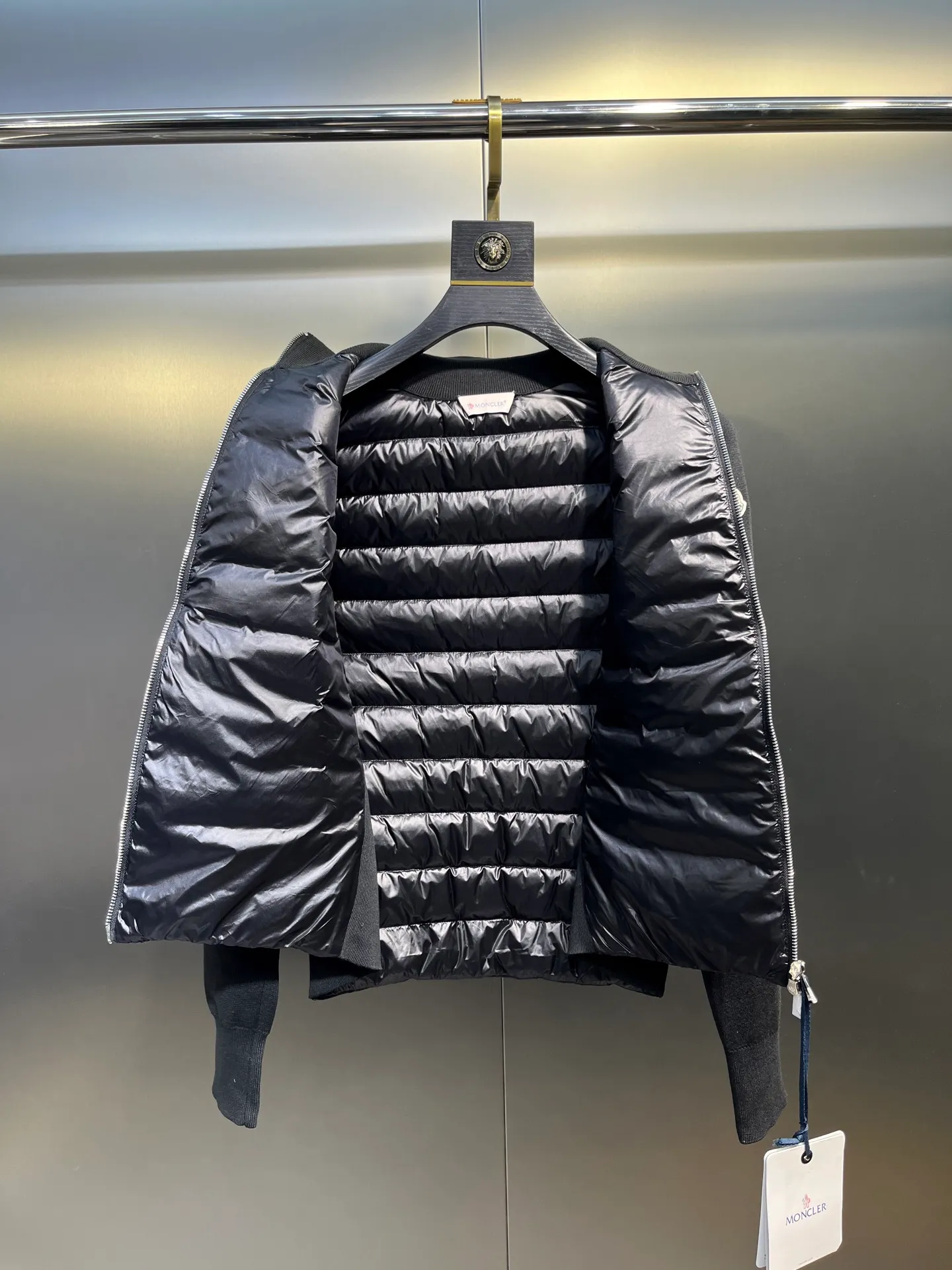 P840 moncler Premium 🌟 Down Knitted Moncler Thin Knitted Stand Collar | Down Jacket The ultimate inner wear item in winter!!! Several sweaters with down are released at this time of year. In fact, the evergreen style of sweaters and down is a basic style. It can be worn alone or layered, which will give it a more layered look!!! The front is down, and the back and two sleeves are made of wool blended fabrics. The soft and delicate knitted feel is not irritating at all! The texture is amazing, the velvet is large, delicate and stemless, and full of fluffiness! It has enough filling, and its thermal insulation performance is not to mention!!! It is windproof and warm, eliminating any possibility of velvet running. It feels silky and smooth, and the stiffness is also very good. The upper body will not look bloated. It is an evergreen model with a spliced ​​design! Color: white, black, lotus root pink Size: 1234