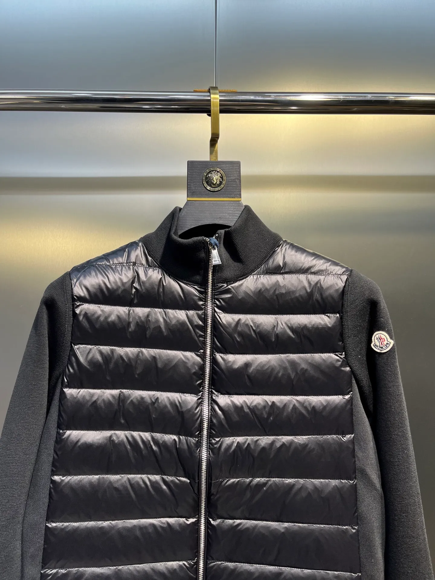 P840 moncler Premium 🌟 Down Knitted Moncler Thin Knitted Stand Collar | Down Jacket The ultimate inner wear item in winter!!! Several sweaters with down are released at this time of year. In fact, the evergreen style of sweaters and down is a basic style. It can be worn alone or layered, which will give it a more layered look!!! The front is down, and the back and two sleeves are made of wool blended fabrics. The soft and delicate knitted feel is not irritating at all! The texture is amazing, the velvet is large, delicate and stemless, and full of fluffiness! It has enough filling, and its thermal insulation performance is not to mention!!! It is windproof and warm, eliminating any possibility of velvet running. It feels silky and smooth, and the stiffness is also very good. The upper body will not look bloated. It is an evergreen model with a spliced ​​design! Color: white, black, lotus root pink Size: 1234