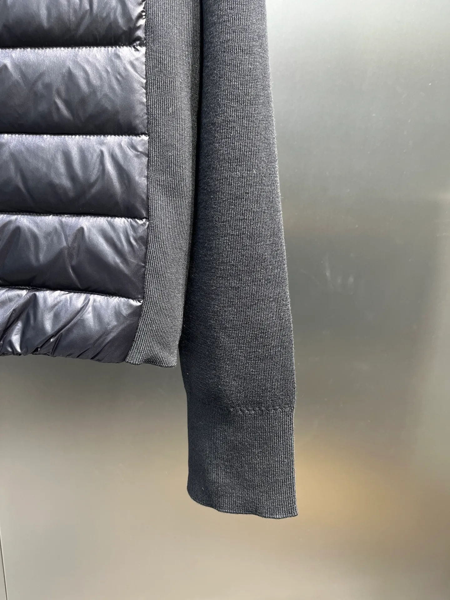 P840 moncler Premium 🌟 Down Knitted Moncler Thin Knitted Stand Collar | Down Jacket The ultimate inner wear item in winter!!! Several sweaters with down are released at this time of year. In fact, the evergreen style of sweaters and down is a basic style. It can be worn alone or layered, which will give it a more layered look!!! The front is down, and the back and two sleeves are made of wool blended fabrics. The soft and delicate knitted feel is not irritating at all! The texture is amazing, the velvet is large, delicate and stemless, and full of fluffiness! It has enough filling, and its thermal insulation performance is not to mention!!! It is windproof and warm, eliminating any possibility of velvet running. It feels silky and smooth, and the stiffness is also very good. The upper body will not look bloated. It is an evergreen model with a spliced ​​design! Color: white, black, lotus root pink Size: 1234