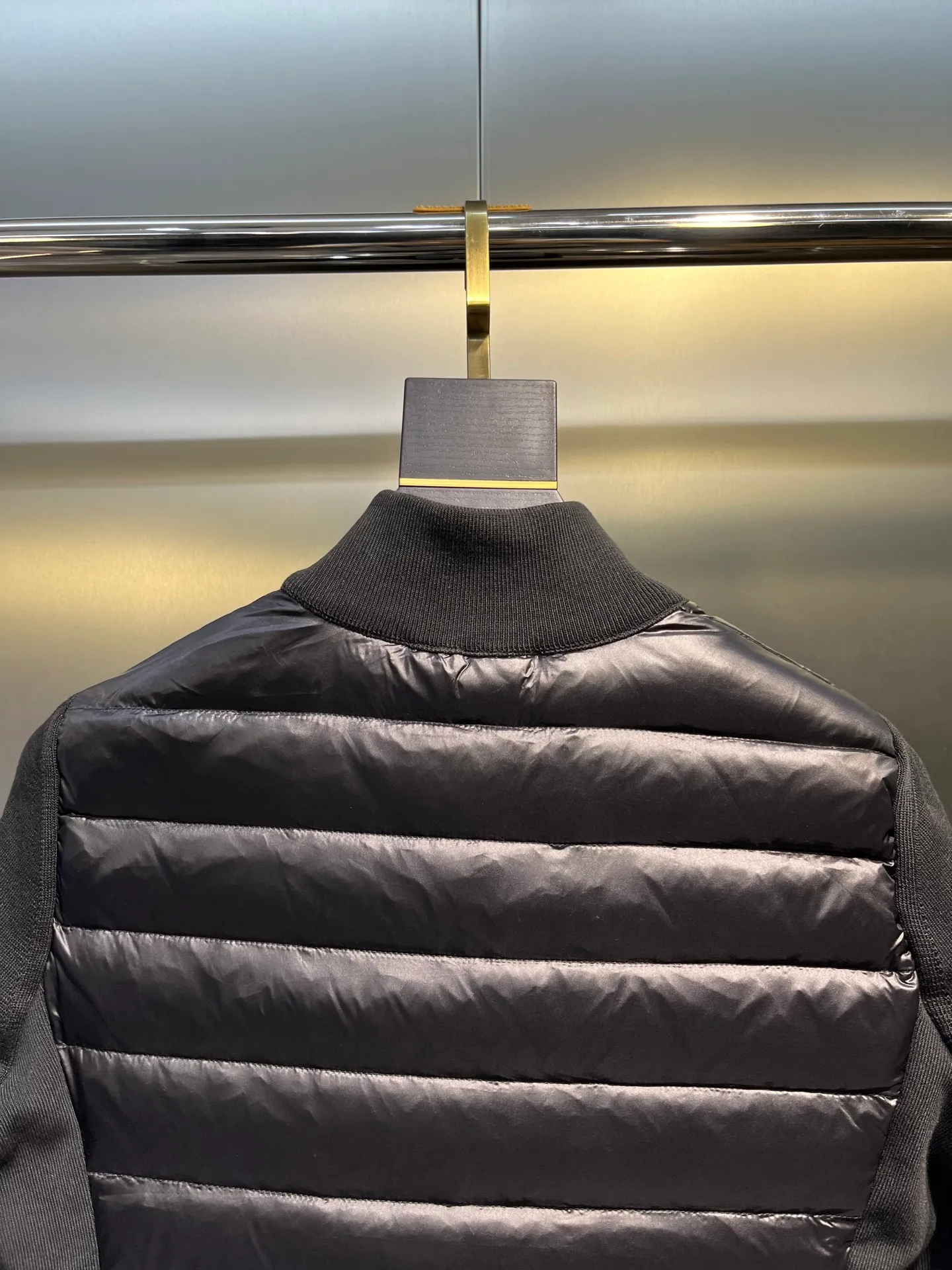 P840 moncler Premium 🌟 Down Knitted Moncler Thin Knitted Stand Collar | Down Jacket The ultimate inner wear item in winter!!! Several sweaters with down are released at this time of year. In fact, the evergreen style of sweaters and down is a basic style. It can be worn alone or layered, which will give it a more layered look!!! The front is down, and the back and two sleeves are made of wool blended fabrics. The soft and delicate knitted feel is not irritating at all! The texture is amazing, the velvet is large, delicate and stemless, and full of fluffiness! It has enough filling, and its thermal insulation performance is not to mention!!! It is windproof and warm, eliminating any possibility of velvet running. It feels silky and smooth, and the stiffness is also very good. The upper body will not look bloated. It is an evergreen model with a spliced ​​design! Color: white, black, lotus root pink Size: 1234
