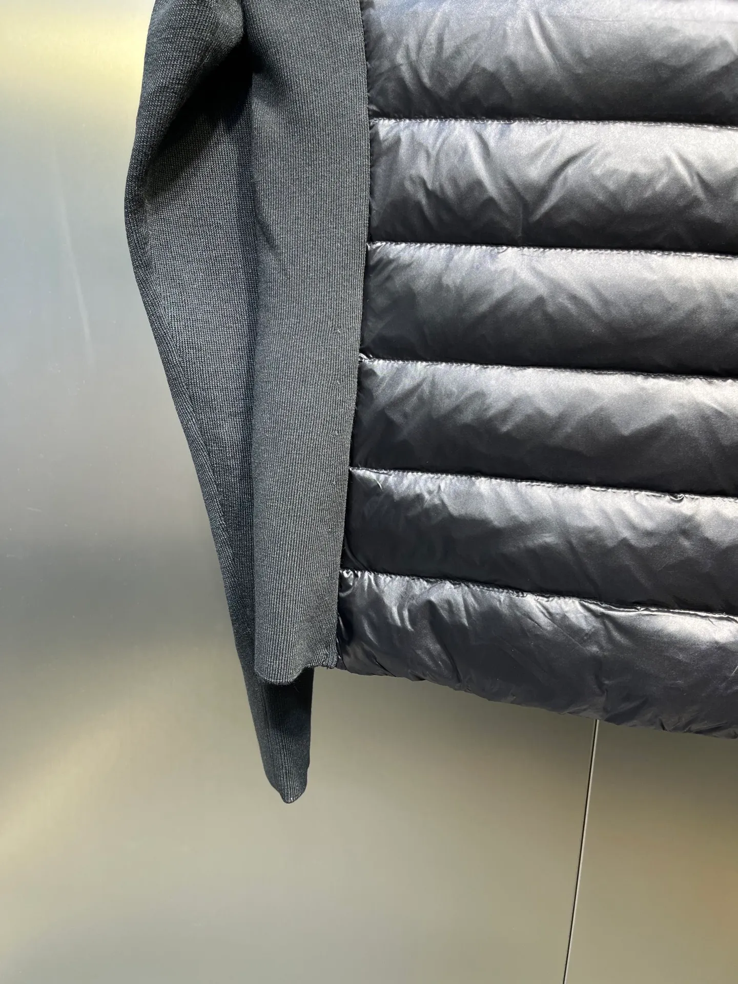 P840 moncler Premium 🌟 Down Knitted Moncler Thin Knitted Stand Collar | Down Jacket The ultimate inner wear item in winter!!! Several sweaters with down are released at this time of year. In fact, the evergreen style of sweaters and down is a basic style. It can be worn alone or layered, which will give it a more layered look!!! The front is down, and the back and two sleeves are made of wool blended fabrics. The soft and delicate knitted feel is not irritating at all! The texture is amazing, the velvet is large, delicate and stemless, and full of fluffiness! It has enough filling, and its thermal insulation performance is not to mention!!! It is windproof and warm, eliminating any possibility of velvet running. It feels silky and smooth, and the stiffness is also very good. The upper body will not look bloated. It is an evergreen model with a spliced ​​design! Color: white, black, lotus root pink Size: 1234