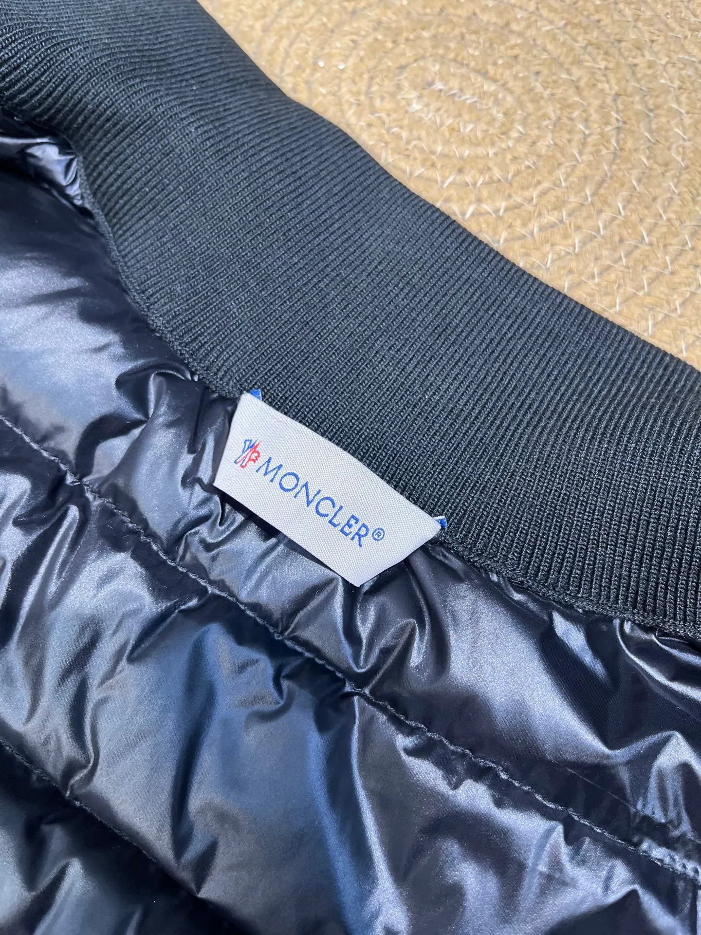 P840 moncler Premium 🌟 Down Knitted Moncler Thin Knitted Stand Collar | Down Jacket The ultimate inner wear item in winter!!! Several sweaters with down are released at this time of year. In fact, the evergreen style of sweaters and down is a basic style. It can be worn alone or layered, which will give it a more layered look!!! The front is down, and the back and two sleeves are made of wool blended fabrics. The soft and delicate knitted feel is not irritating at all! The texture is amazing, the velvet is large, delicate and stemless, and full of fluffiness! It has enough filling, and its thermal insulation performance is not to mention!!! It is windproof and warm, eliminating any possibility of velvet running. It feels silky and smooth, and the stiffness is also very good. The upper body will not look bloated. It is an evergreen model with a spliced ​​design! Color: white, black, lotus root pink Size: 1234