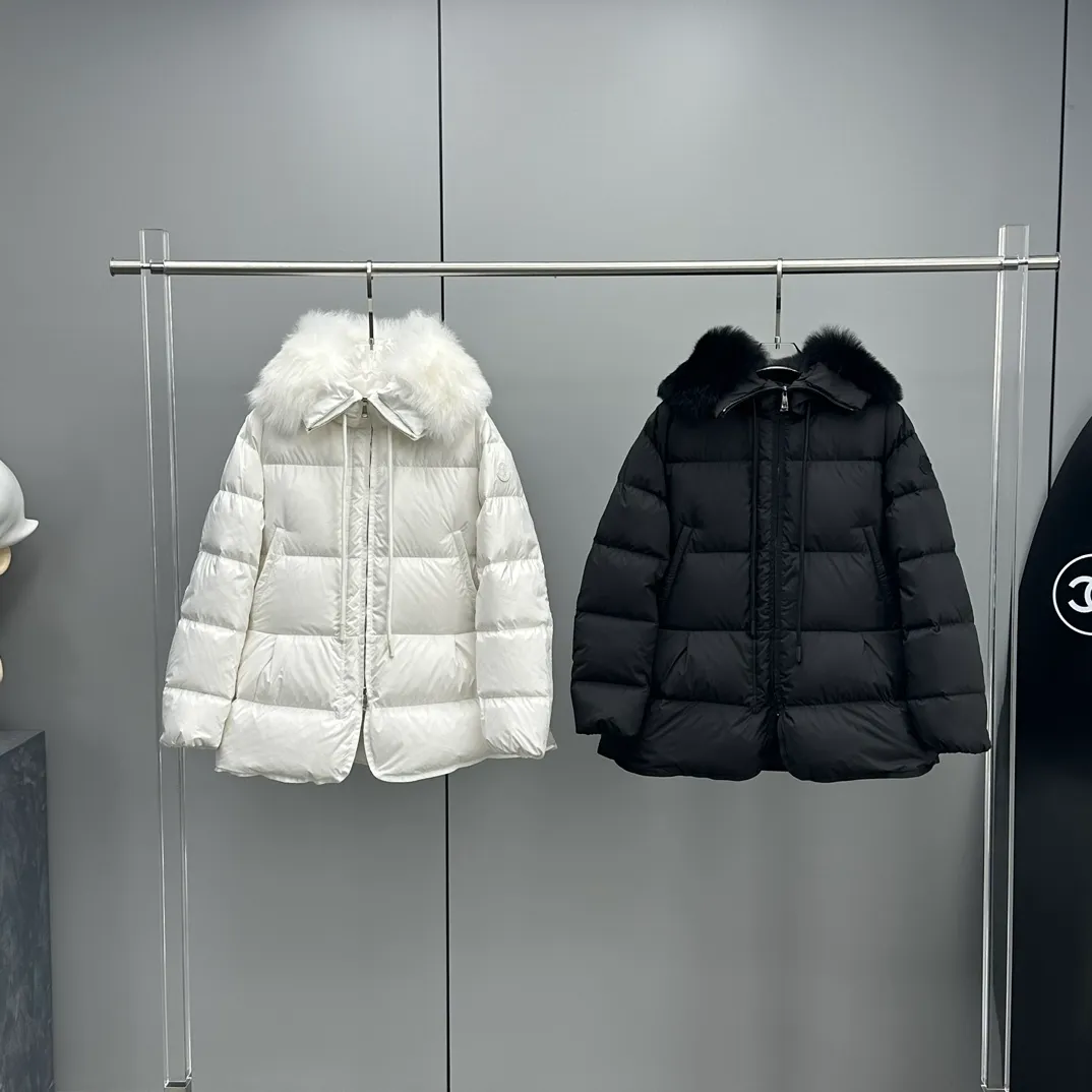 P900 Moncler's new Locustelle mid-length hooded oversized fur collar women's down jacket. Made of polyester fiber fabric. Polyester fiber lining filled with 90 white goose down. Adjustable hood, imported Tuscan oversized fur collar. Three-dimensional tailoring to slim down the waist. Exquisite hardware opening. The whole dress is luxurious and advanced. Customized fabrics are soft and comfortable. Color: black white. Size: 0-1-2