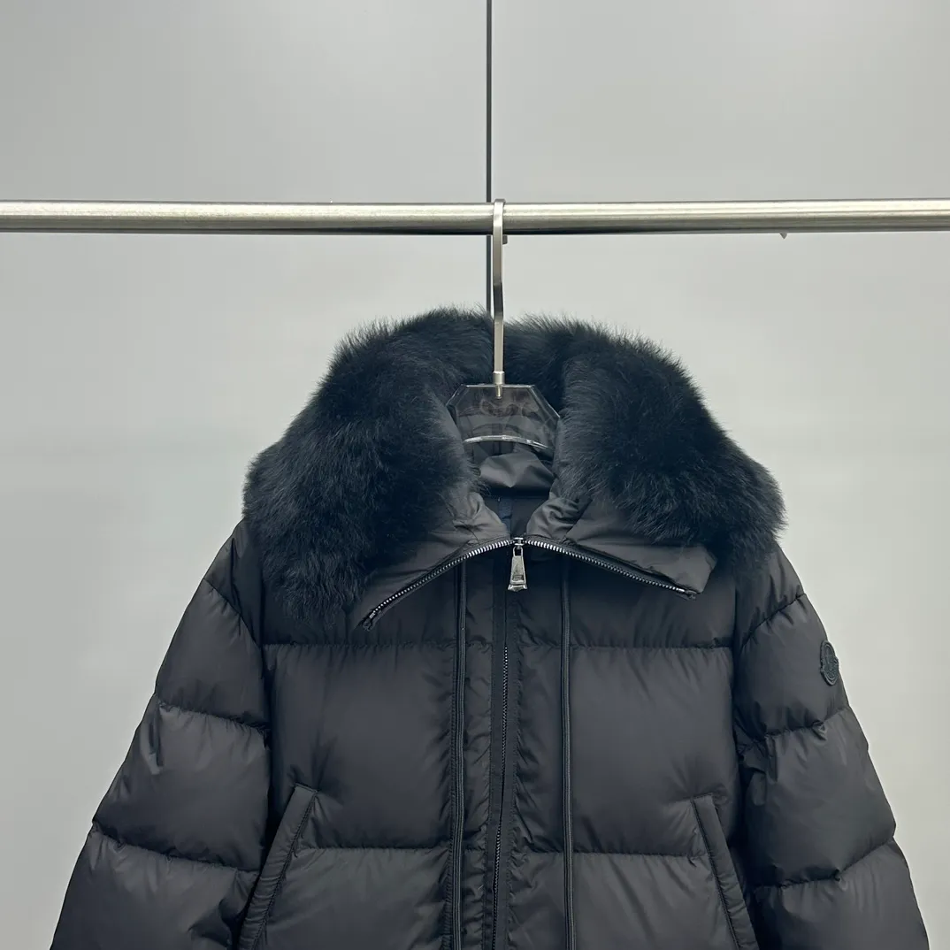 P900 Moncler's new Locustelle mid-length hooded oversized fur collar women's down jacket. Made of polyester fiber fabric. Polyester fiber lining filled with 90 white goose down. Adjustable hood, imported Tuscan oversized fur collar. Three-dimensional tailoring to slim down the waist. Exquisite hardware opening. The whole dress is luxurious and advanced. Customized fabrics are soft and comfortable. Color: black white. Size: 0-1-2
