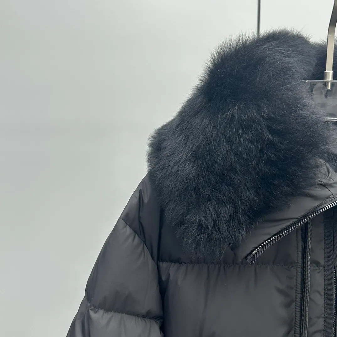 P900 Moncler's new Locustelle mid-length hooded oversized fur collar women's down jacket. Made of polyester fiber fabric. Polyester fiber lining filled with 90 white goose down. Adjustable hood, imported Tuscan oversized fur collar. Three-dimensional tailoring to slim down the waist. Exquisite hardware opening. The whole dress is luxurious and advanced. Customized fabrics are soft and comfortable. Color: black white. Size: 0-1-2