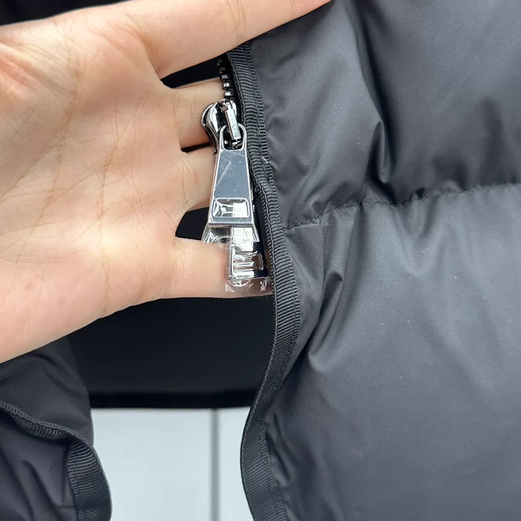 P900 Moncler's new Locustelle mid-length hooded oversized fur collar women's down jacket. Made of polyester fiber fabric. Polyester fiber lining filled with 90 white goose down. Adjustable hood, imported Tuscan oversized fur collar. Three-dimensional tailoring to slim down the waist. Exquisite hardware opening. The whole dress is luxurious and advanced. Customized fabrics are soft and comfortable. Color: black white. Size: 0-1-2