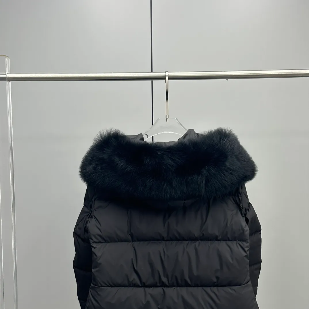 P900 Moncler's new Locustelle mid-length hooded oversized fur collar women's down jacket. Made of polyester fiber fabric. Polyester fiber lining filled with 90 white goose down. Adjustable hood, imported Tuscan oversized fur collar. Three-dimensional tailoring to slim down the waist. Exquisite hardware opening. The whole dress is luxurious and advanced. Customized fabrics are soft and comfortable. Color: black white. Size: 0-1-2