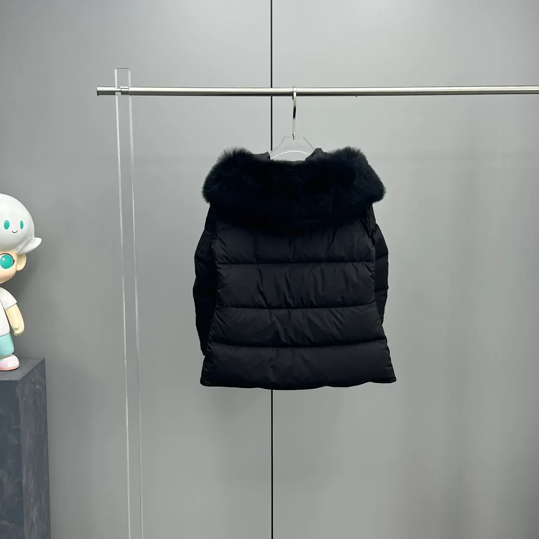 P900 Moncler's new Locustelle mid-length hooded oversized fur collar women's down jacket. Made of polyester fiber fabric. Polyester fiber lining filled with 90 white goose down. Adjustable hood, imported Tuscan oversized fur collar. Three-dimensional tailoring to slim down the waist. Exquisite hardware opening. The whole dress is luxurious and advanced. Customized fabrics are soft and comfortable. Color: black white. Size: 0-1-2