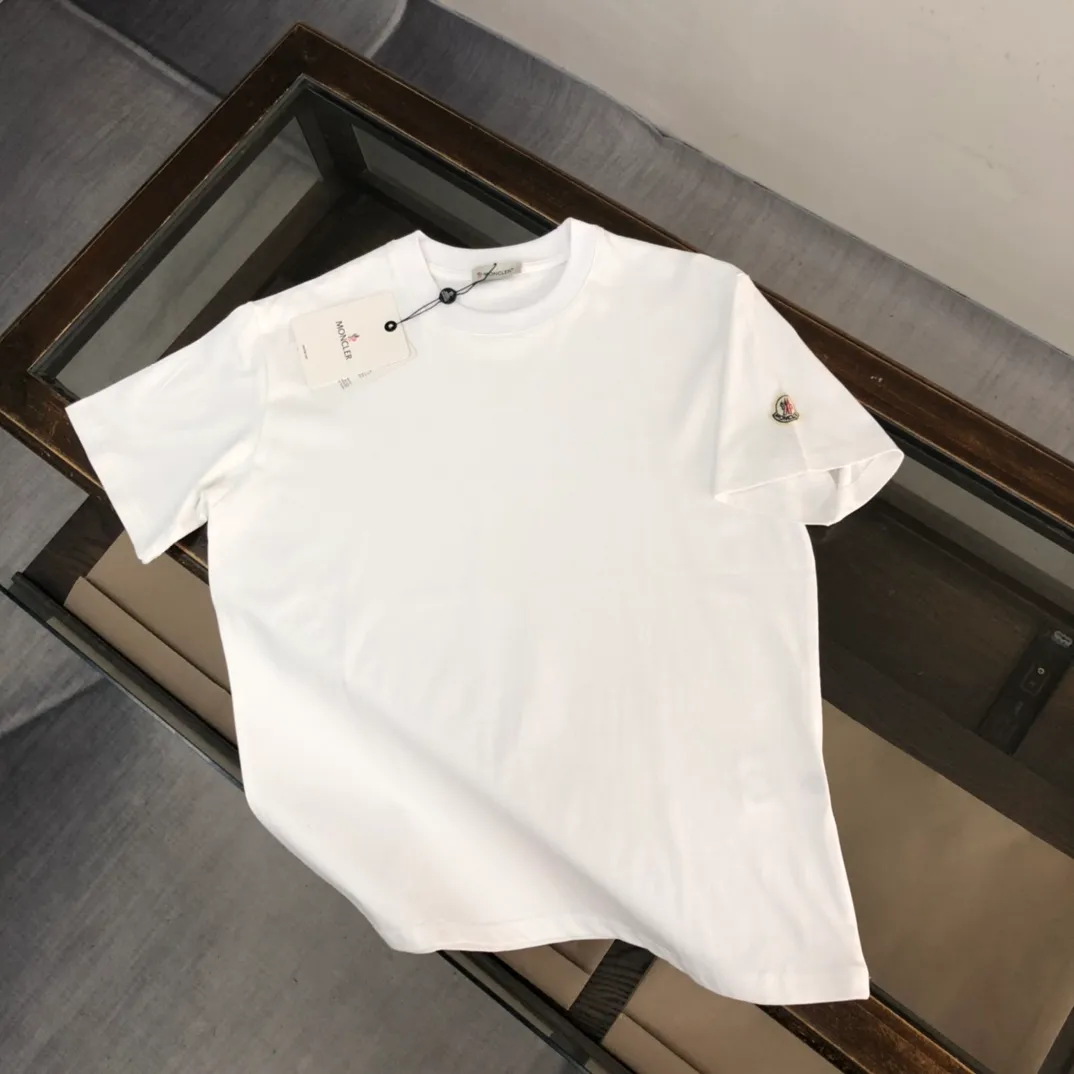 P160 MONCLER masked clean short-sleeved T-shirt. The fabric upper body is comfortable and breathable, not stiff, slim cut, and made of high-end custom-made pure cotton fabric! The upper body is comfortable and stylish, and it can be worn alone as an inner layer. It is a must-have for fashionistas! ! ! Color: Black White Light Gray Royal Blue Sky Blue Dark Gray Orange Brown Size: S M L XL (Loose version! Please indicate your height and weight when placing an order)