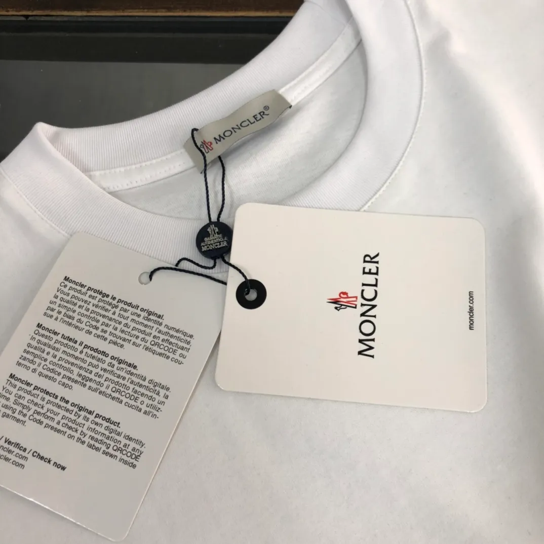 P160 MONCLER masked clean short-sleeved T-shirt. The fabric upper body is comfortable and breathable, not stiff, slim cut, and made of high-end custom-made pure cotton fabric! The upper body is comfortable and stylish, and it can be worn alone as an inner layer. It is a must-have for fashionistas! ! ! Color: Black White Light Gray Royal Blue Sky Blue Dark Gray Orange Brown Size: S M L XL (Loose version! Please indicate your height and weight when placing an order)