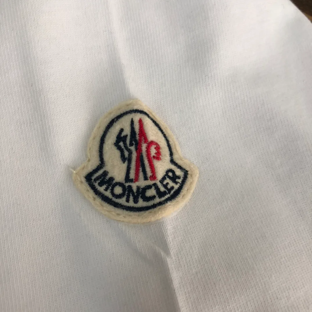 P160 MONCLER masked clean short-sleeved T-shirt. The fabric upper body is comfortable and breathable, not stiff, slim cut, and made of high-end custom-made pure cotton fabric! The upper body is comfortable and stylish, and it can be worn alone as an inner layer. It is a must-have for fashionistas! ! ! Color: Black White Light Gray Royal Blue Sky Blue Dark Gray Orange Brown Size: S M L XL (Loose version! Please indicate your height and weight when placing an order)