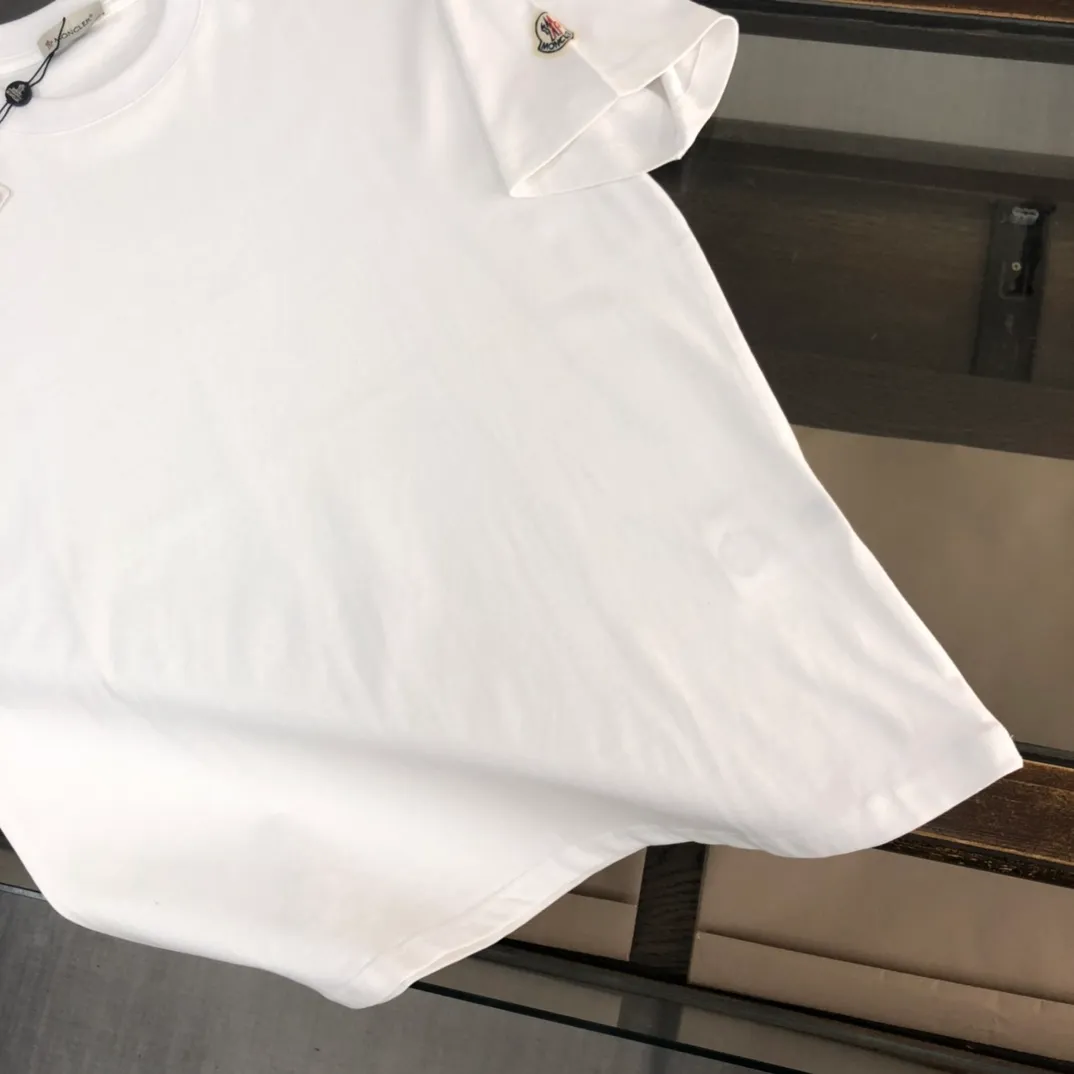 P160 MONCLER masked clean short-sleeved T-shirt. The fabric upper body is comfortable and breathable, not stiff, slim cut, and made of high-end custom-made pure cotton fabric! The upper body is comfortable and stylish, and it can be worn alone as an inner layer. It is a must-have for fashionistas! ! ! Color: Black White Light Gray Royal Blue Sky Blue Dark Gray Orange Brown Size: S M L XL (Loose version! Please indicate your height and weight when placing an order)