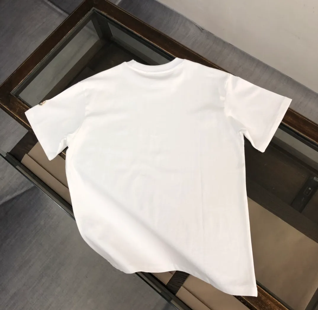 P160 MONCLER masked clean short-sleeved T-shirt. The fabric upper body is comfortable and breathable, not stiff, slim cut, and made of high-end custom-made pure cotton fabric! The upper body is comfortable and stylish, and it can be worn alone as an inner layer. It is a must-have for fashionistas! ! ! Color: Black White Light Gray Royal Blue Sky Blue Dark Gray Orange Brown Size: S M L XL (Loose version! Please indicate your height and weight when placing an order)