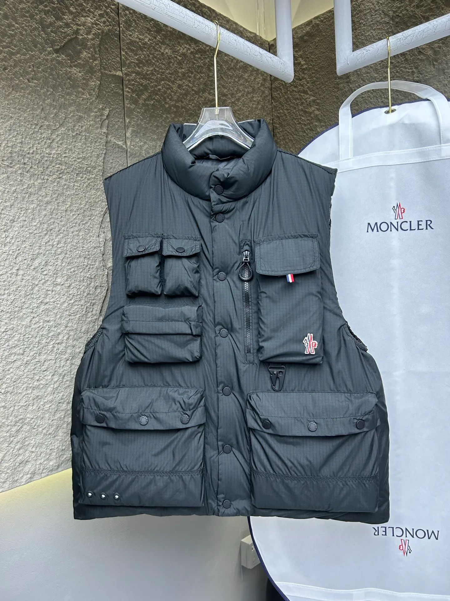 P980 Moncler Mouth SS25 Tongass Multi-Pocket Ripstop Outdoor Stand Collar Down Vest Jacket Designed for spending time outdoors in mild weather, the Tongass Down Vest provides protection without feeling heavy and is made from ripstop fabric. Waterproof fabric is very compact and is a durable material that does not add weight. Style number: Work vest 2503 Color: black khaki Size: 12345
