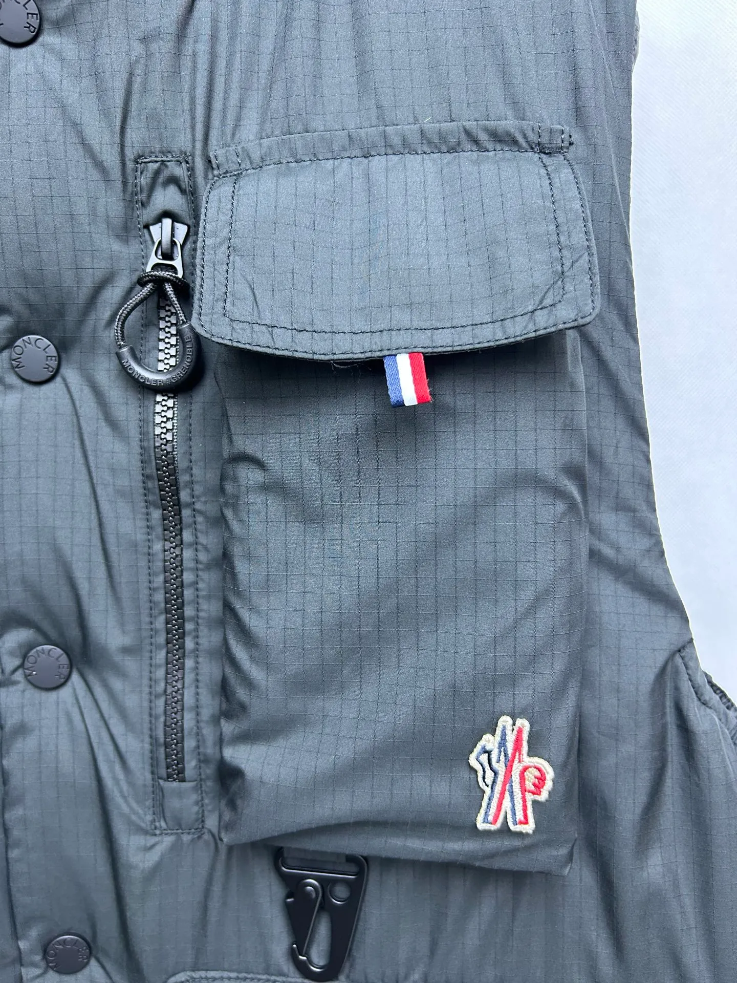 P980 Moncler Mouth SS25 Tongass Multi-Pocket Ripstop Outdoor Stand Collar Down Vest Jacket Designed for spending time outdoors in mild weather, the Tongass Down Vest provides protection without feeling heavy and is made from ripstop fabric. Waterproof fabric is very compact and is a durable material that does not add weight. Style number: Work vest 2503 Color: black khaki Size: 12345