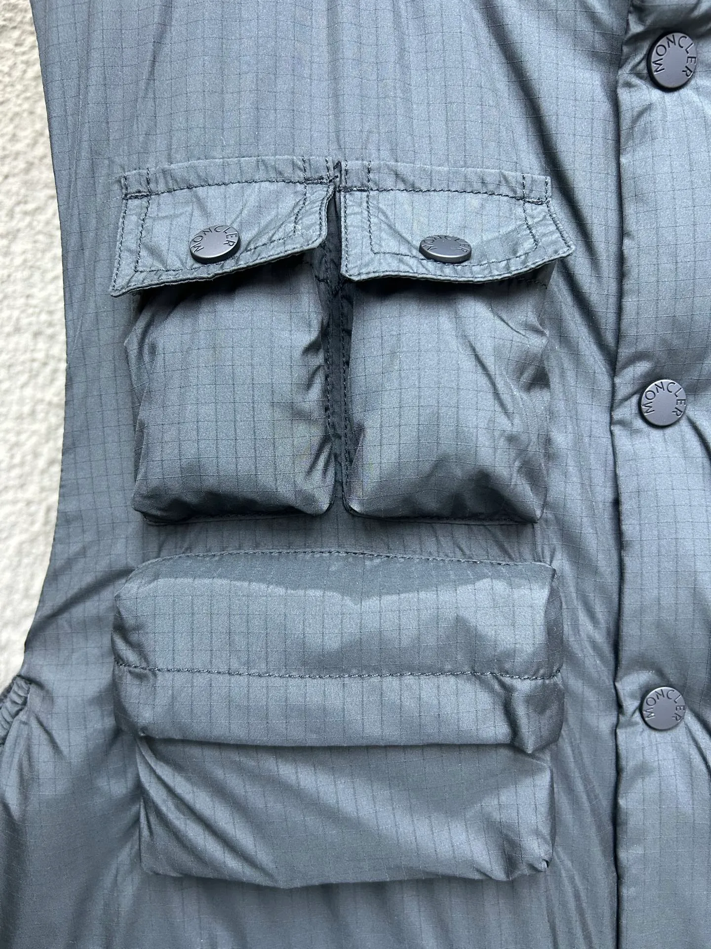 P980 Moncler Mouth SS25 Tongass Multi-Pocket Ripstop Outdoor Stand Collar Down Vest Jacket Designed for spending time outdoors in mild weather, the Tongass Down Vest provides protection without feeling heavy and is made from ripstop fabric. Waterproof fabric is very compact and is a durable material that does not add weight. Style number: Work vest 2503 Color: black khaki Size: 12345