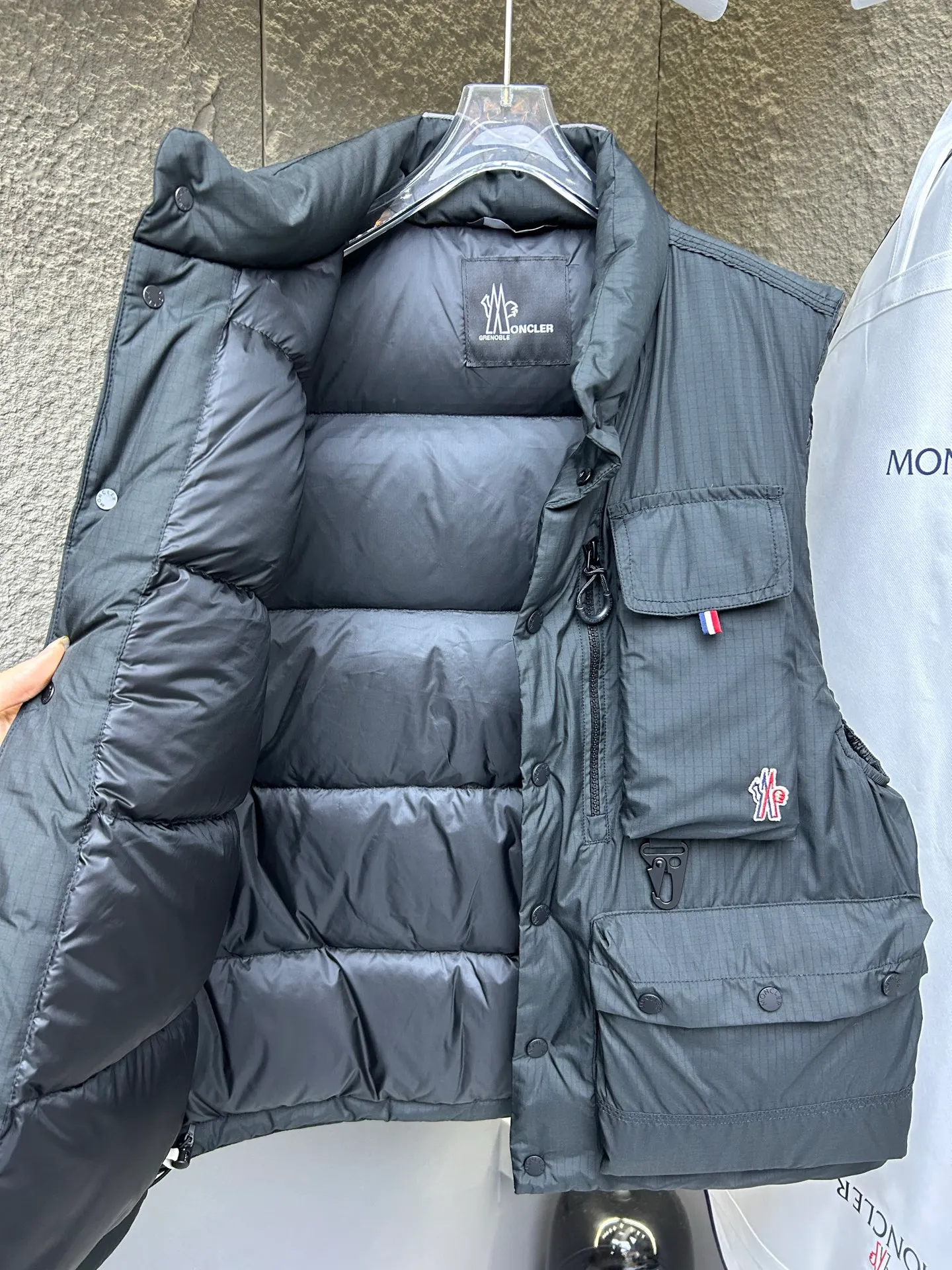 P980 Moncler Mouth SS25 Tongass Multi-Pocket Ripstop Outdoor Stand Collar Down Vest Jacket Designed for spending time outdoors in mild weather, the Tongass Down Vest provides protection without feeling heavy and is made from ripstop fabric. Waterproof fabric is very compact and is a durable material that does not add weight. Style number: Work vest 2503 Color: black khaki Size: 12345