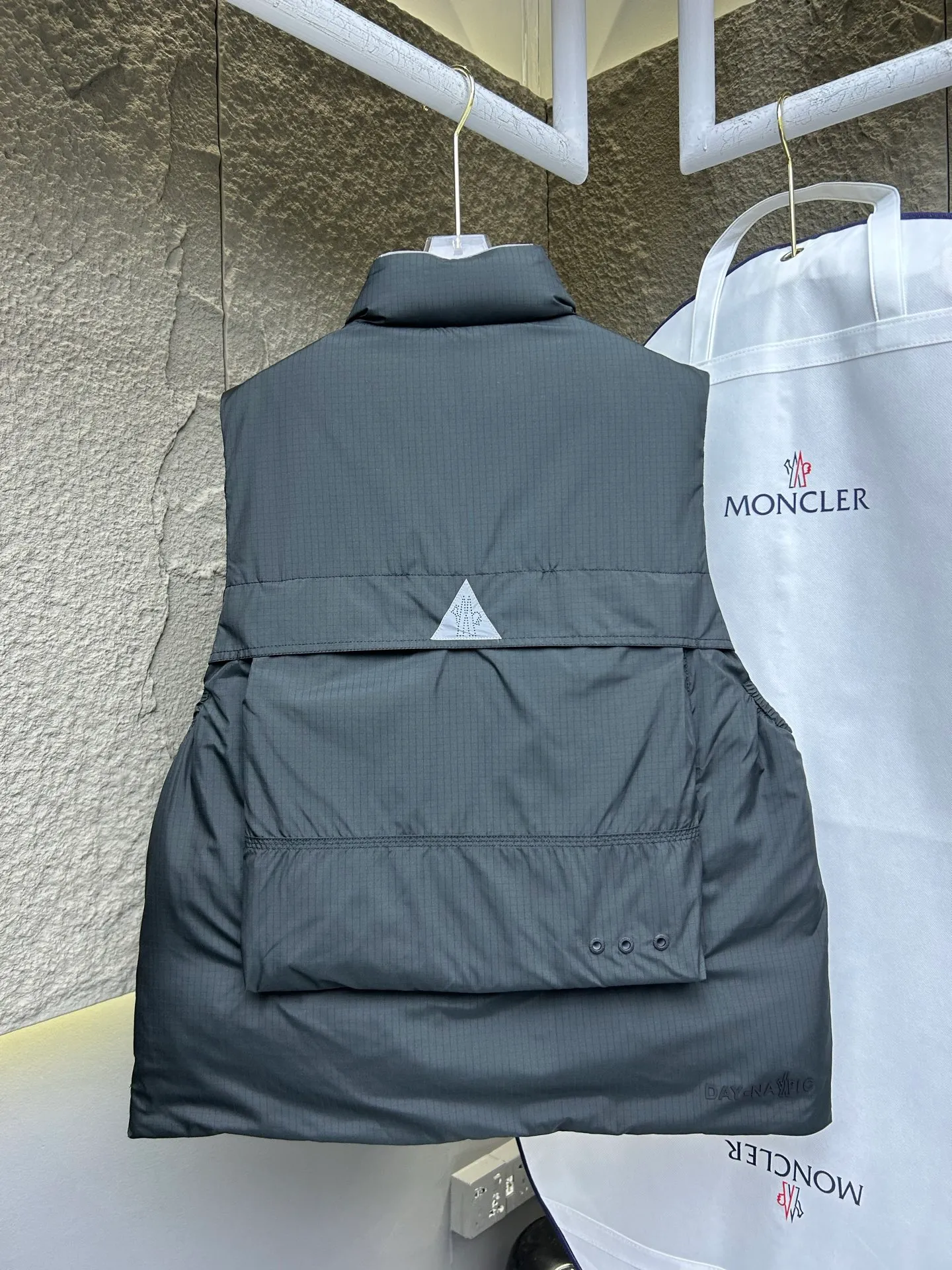 P980 Moncler Mouth SS25 Tongass Multi-Pocket Ripstop Outdoor Stand Collar Down Vest Jacket Designed for spending time outdoors in mild weather, the Tongass Down Vest provides protection without feeling heavy and is made from ripstop fabric. Waterproof fabric is very compact and is a durable material that does not add weight. Style number: Work vest 2503 Color: black khaki Size: 12345