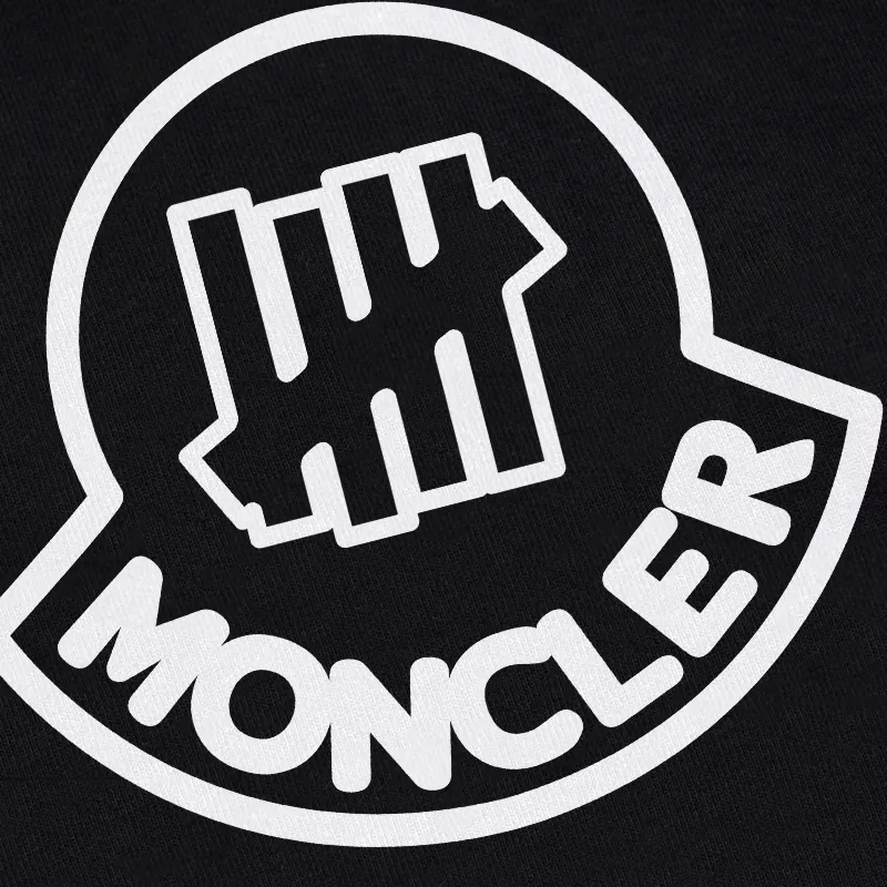 P240 Recommend the most popular Moncler masked 380g printed terry crew neck sweatshirt. Breathable pure cotton fabric. The texture is very soft and comfortable. No shrinkage, no deformation, no pilling). Original customized accessories. Collar label. Wash mark. Hang tag. Packaging (perfect details). Color: White. Black. Size: XS S M L.