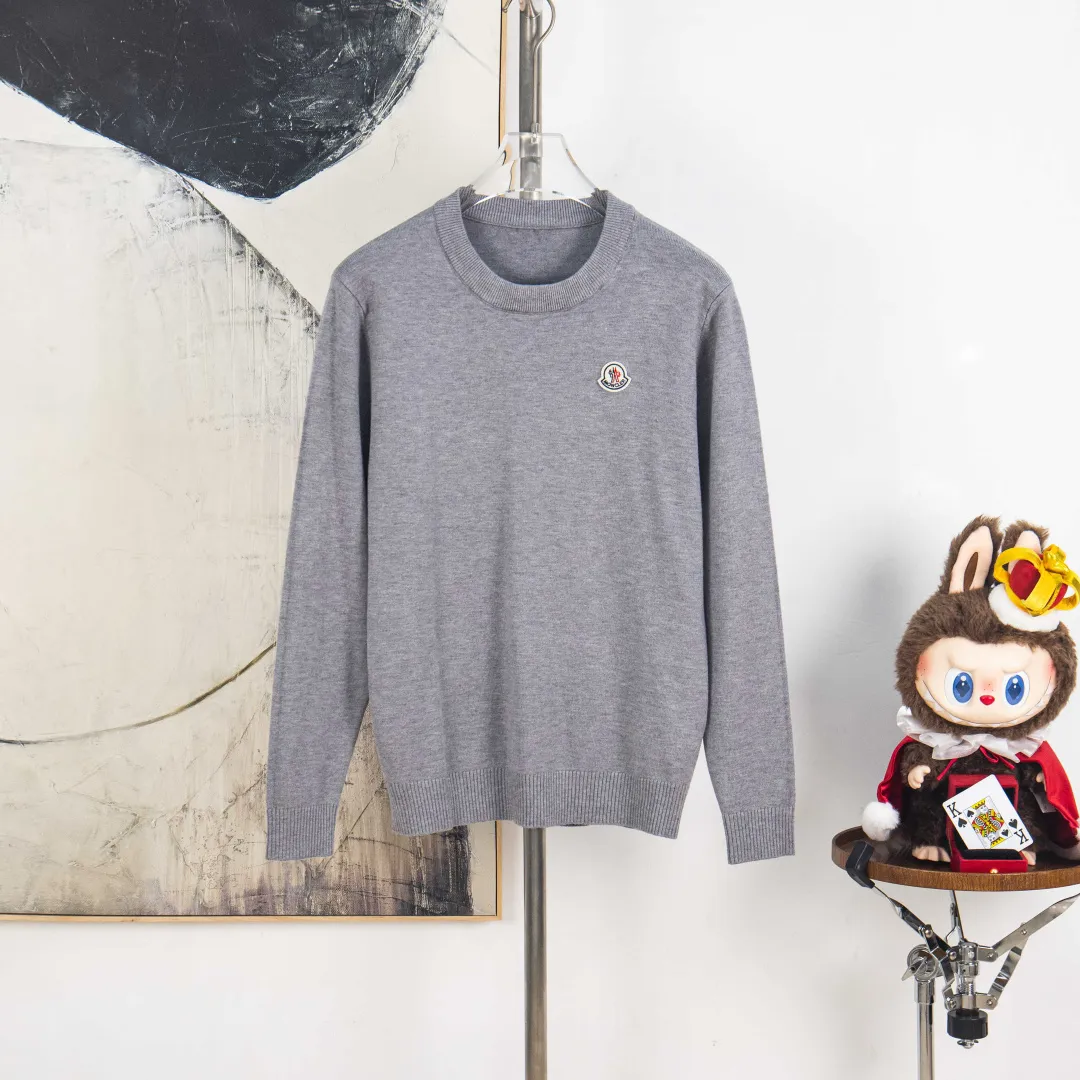 P290 💰zp version [exclusive supply] MONCLER/mask 2025Fw Classic chest badge logo letter logo Simple casual pullover sweater Imported wool blended fabric Upgraded, inspired by the 1980s retro Original fabric Official same style Round neck Long sleeve suit Customized mesh sweater knitted fabric Very comfortable to the touch The latest brick cabinets in spring and summer are in sync with each other Fashionable and individual Super versatile and good-looking style Very suitable for both men and women A must-have item for everyone, hang tag, collar label, washed wheat, complete with three labels, color: black, white, gray, size: M L XL 2XL 3XL number: YK10498
