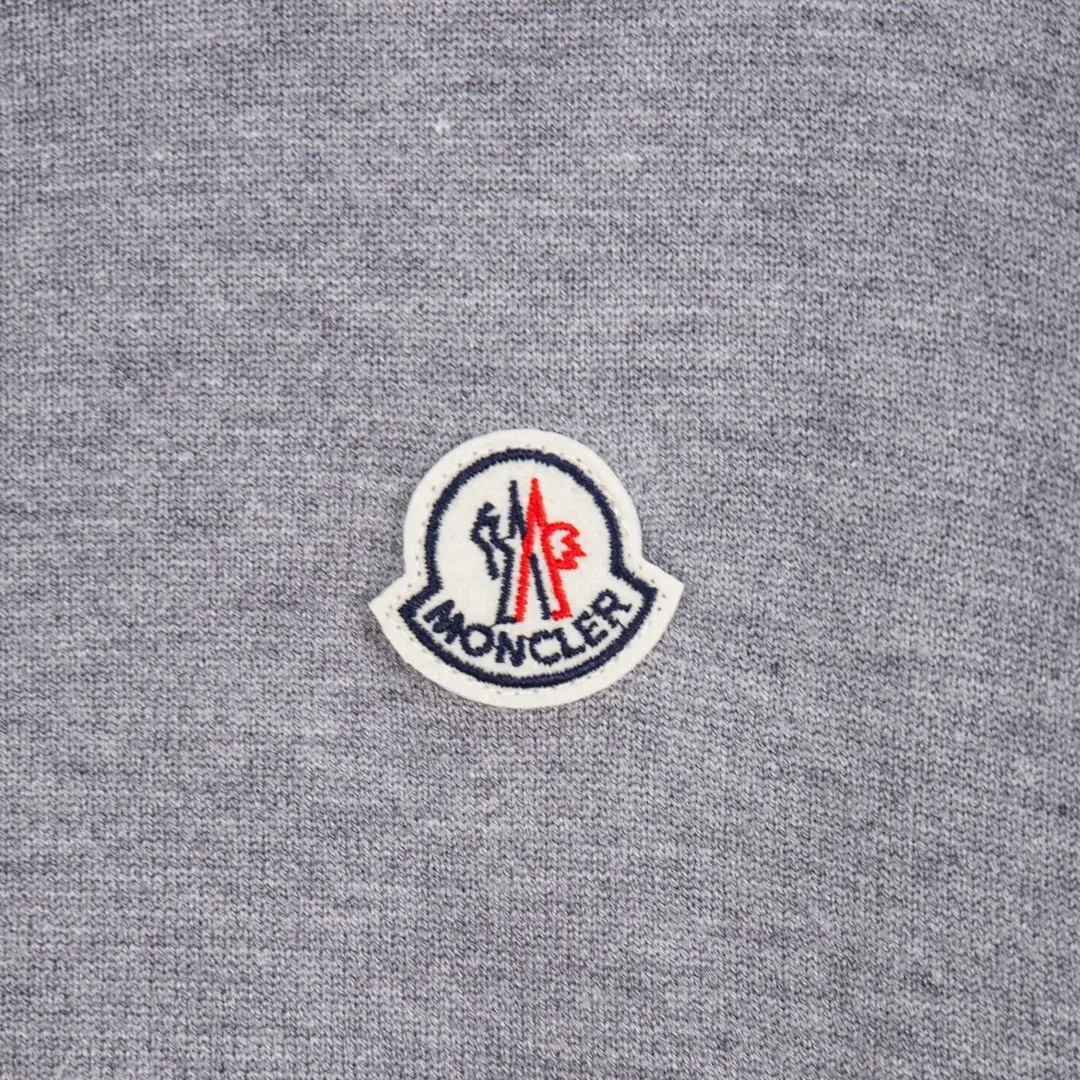 P290 💰zp version [exclusive supply] MONCLER/mask 2025Fw Classic chest badge logo letter logo Simple casual pullover sweater Imported wool blended fabric Upgraded, inspired by the 1980s retro Original fabric Official same style Round neck Long sleeve suit Customized mesh sweater knitted fabric Very comfortable to the touch The latest brick cabinets in spring and summer are in sync with each other Fashionable and individual Super versatile and good-looking style Very suitable for both men and women A must-have item for everyone, hang tag, collar label, washed wheat, complete with three labels, color: black, white, gray, size: M L XL 2XL 3XL number: YK10498