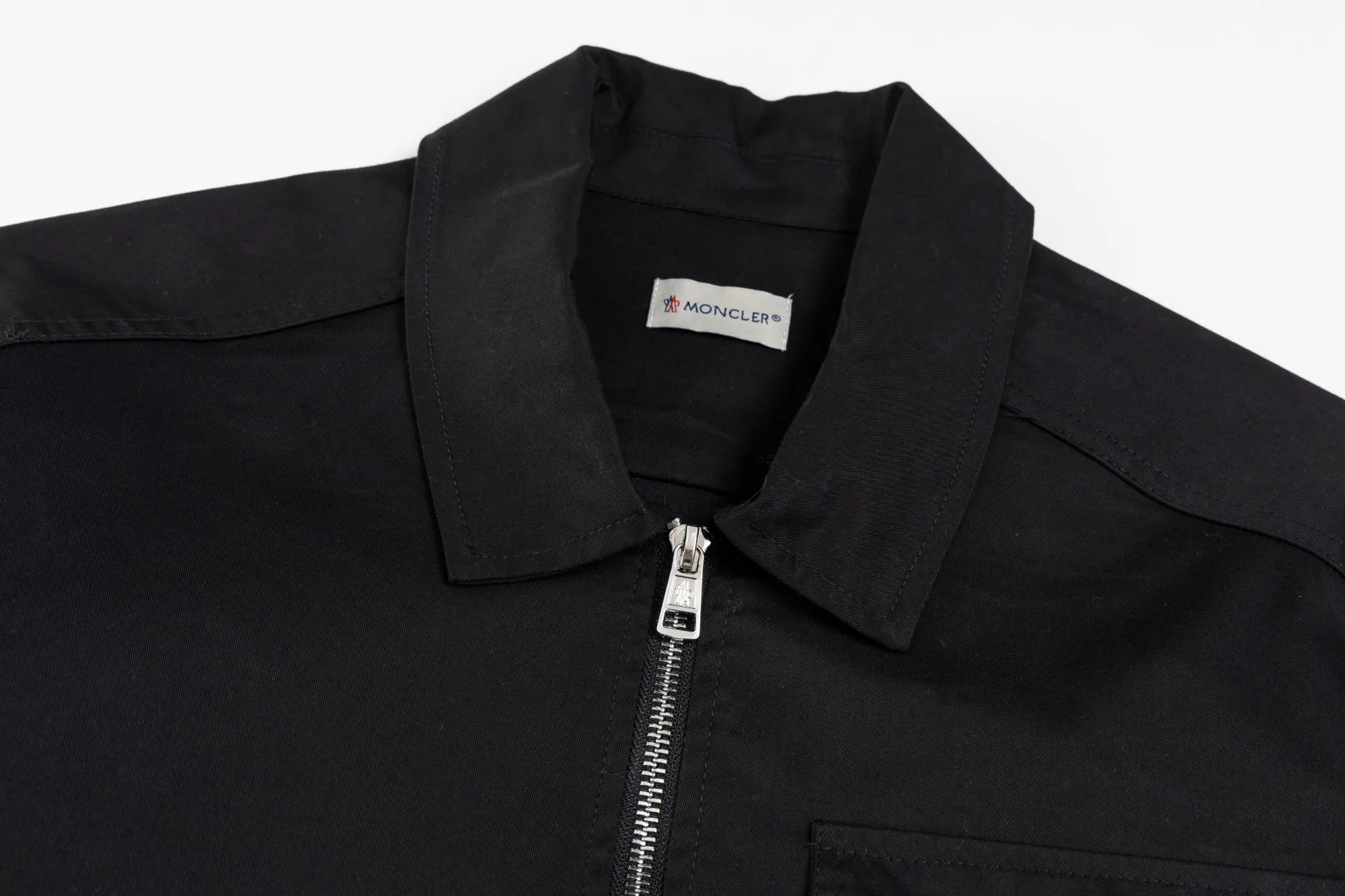 P330 model number SL308 MONCLER masked pocket logo embroidered zipper jacket, same style for men and women, consistent details on the official website, full package, complete with three labels, moisture-proof paper, differentiated from market currency, feel free to compare, original matching accessories 1:1, main mark technology, very high-end, custom-made premium cotton hidden pattern Huada fine grid nylon blended outer layer super soft polyacetate fiber craft fabric Delicate and soft inner layer, fashionable and smooth drape woven with special water-based ink printing, 75D high-density, light-proof functional fabric, 3D splicing and tailoring, oversize loose fit, maximum wear 200, color: black, size: S-XL