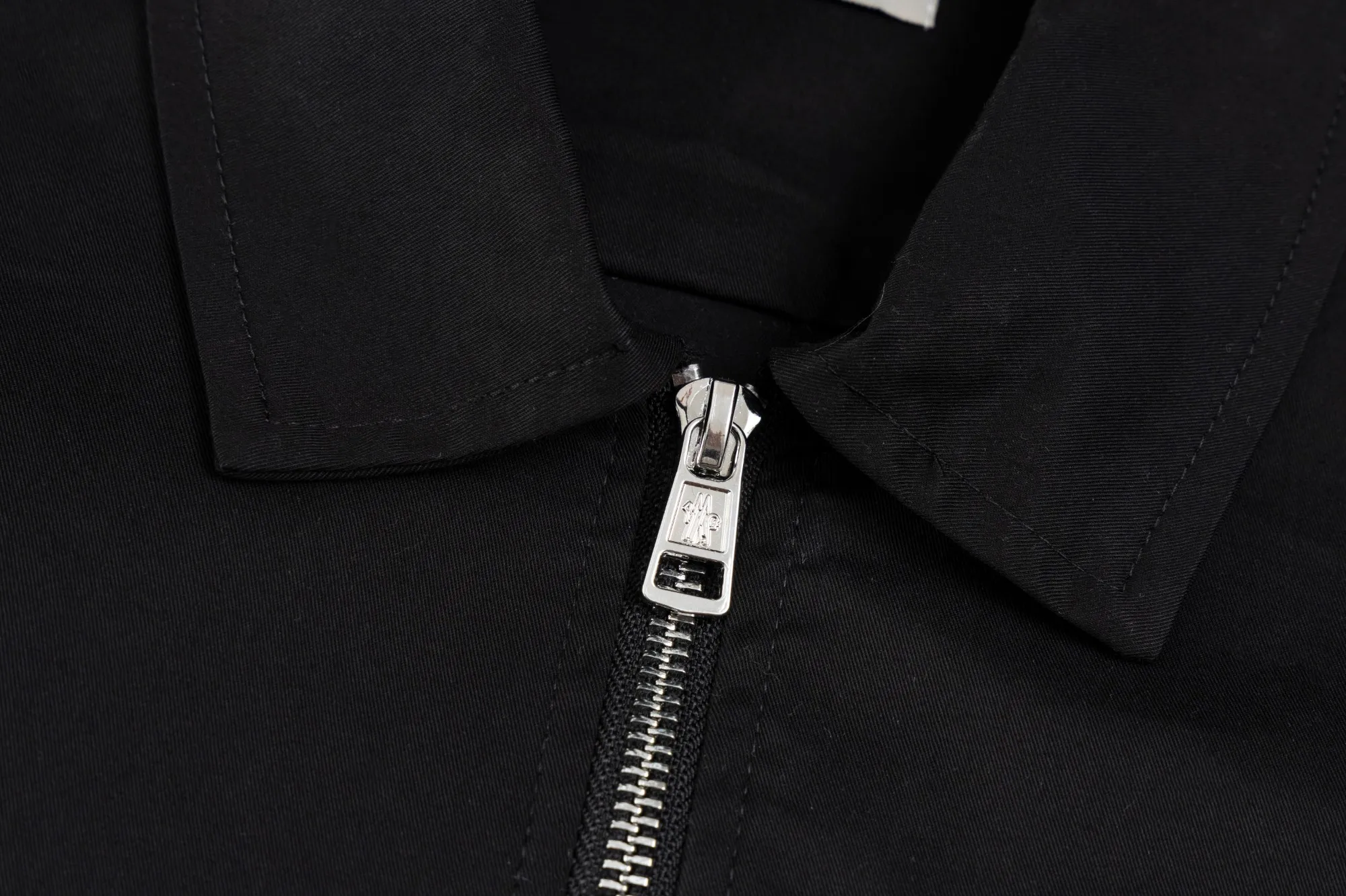 P330 model number SL308 MONCLER masked pocket logo embroidered zipper jacket, same style for men and women, consistent details on the official website, full package, complete with three labels, moisture-proof paper, differentiated from market currency, feel free to compare, original matching accessories 1:1, main mark technology, very high-end, custom-made premium cotton hidden pattern Huada fine grid nylon blended outer layer super soft polyacetate fiber craft fabric Delicate and soft inner layer, fashionable and smooth drape woven with special water-based ink printing, 75D high-density, light-proof functional fabric, 3D splicing and tailoring, oversize loose fit, maximum wear 200, color: black, size: S-XL
