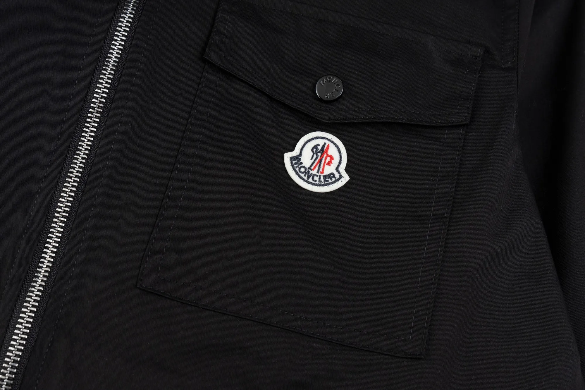 P330 model number SL308 MONCLER masked pocket logo embroidered zipper jacket, same style for men and women, consistent details on the official website, full package, complete with three labels, moisture-proof paper, differentiated from market currency, feel free to compare, original matching accessories 1:1, main mark technology, very high-end, custom-made premium cotton hidden pattern Huada fine grid nylon blended outer layer super soft polyacetate fiber craft fabric Delicate and soft inner layer, fashionable and smooth drape woven with special water-based ink printing, 75D high-density, light-proof functional fabric, 3D splicing and tailoring, oversize loose fit, maximum wear 200, color: black, size: S-XL