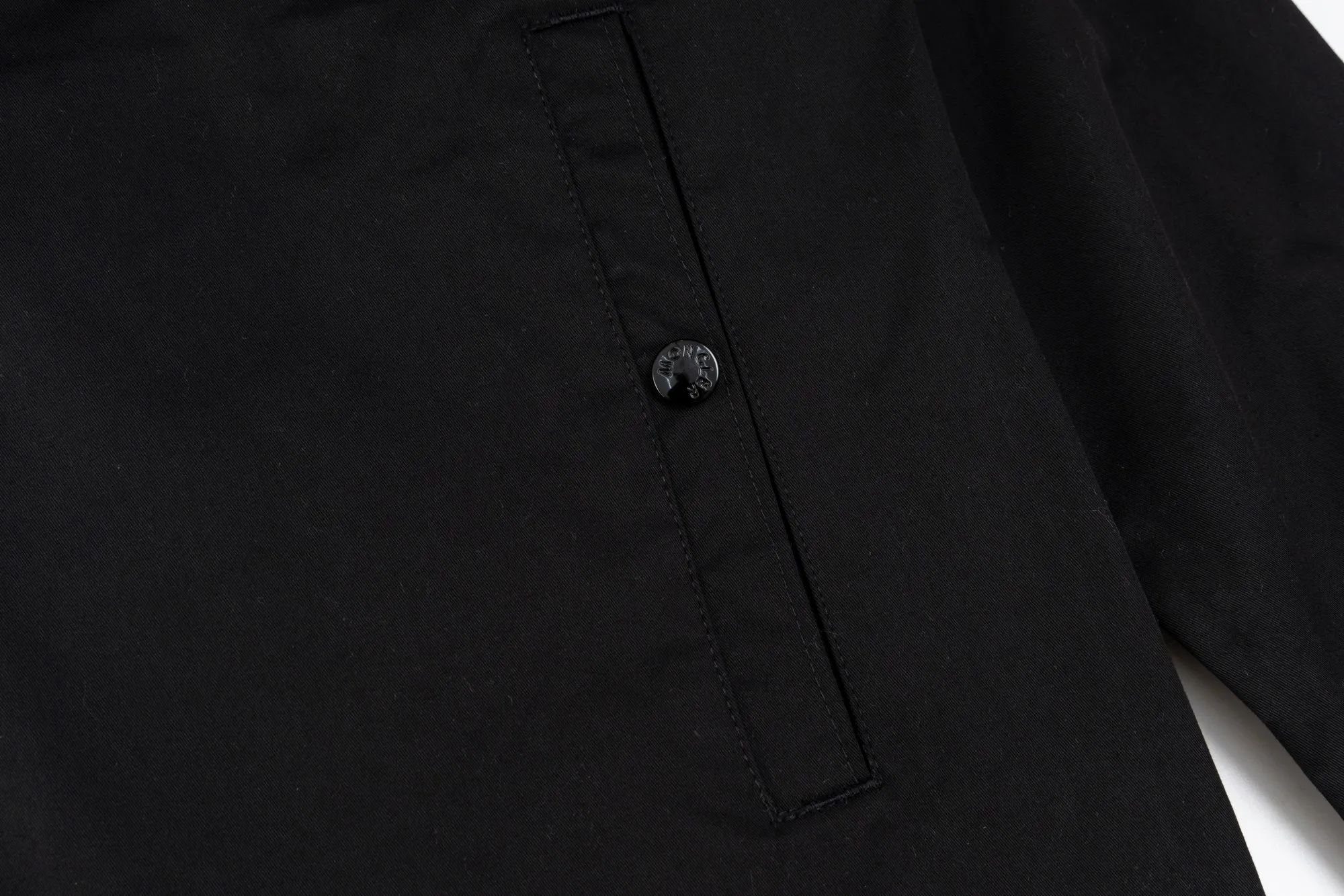 P330 model number SL308 MONCLER masked pocket logo embroidered zipper jacket, same style for men and women, consistent details on the official website, full package, complete with three labels, moisture-proof paper, differentiated from market currency, feel free to compare, original matching accessories 1:1, main mark technology, very high-end, custom-made premium cotton hidden pattern Huada fine grid nylon blended outer layer super soft polyacetate fiber craft fabric Delicate and soft inner layer, fashionable and smooth drape woven with special water-based ink printing, 75D high-density, light-proof functional fabric, 3D splicing and tailoring, oversize loose fit, maximum wear 200, color: black, size: S-XL