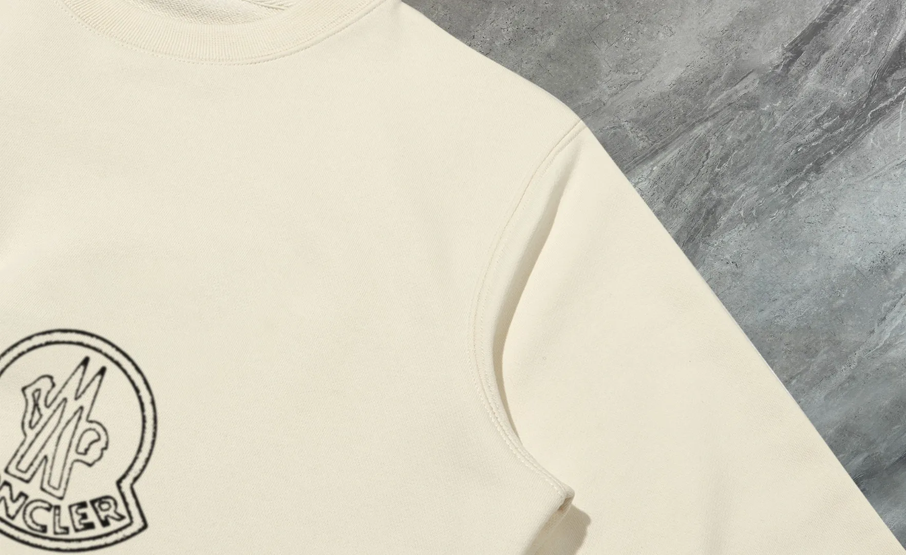 P210 High-version sweatshirt) [Long-term stock] 〖𝐌𝐎𝐍𝐂𝐋𝐄𝐑~Mask〗 Made of 440g heavy-weight fabric. It is different from the market currency. It can be matched with any variety and is properly handsome. 😎The whole dress is made of double waistcoats. The double waistcoats make the whole dress more three-dimensional. Not ordinary factories can do such fine work. 2025 Spring runway version of the T stage, on sale at the counter, round neck terry sweatshirt, high-end double-strand pure cotton, custom-made stretch ribs, dyed in the same vat, complete with three standards, matched with exquisite embroidered LOGO on the chest, simple and advanced, same style for men and women. Color: black, apricot, white, size: S M L XL 2XL
