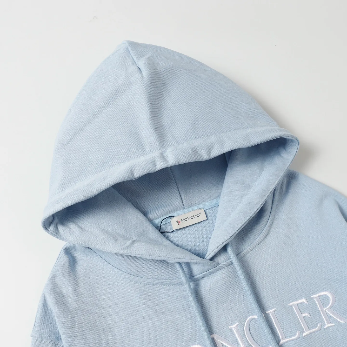 P246 Style number: 853 〈MONCLER〉 Mongolian embroidered hooded sweatshirt. The price of the Mongolian sweatshirt is actually quite advantageous. Those who have been to the counters should know that the price of the Mongolian hooded sweatshirt is not much higher than that of Gucci Burberry. It is just relatively low-key and unwilling to hype. It is a picture that you want to buy or not. The aloof existence... ✅Original custom-made with logo eyelets and hood ✅460g 100% cotton wool-eating fabric OS version is too big ✅Matched with the original high-weight double yarn thread ✅Correct three-needle and five-thread craftsmanship Chain edge Color: black white sky blue khaki Size S M L