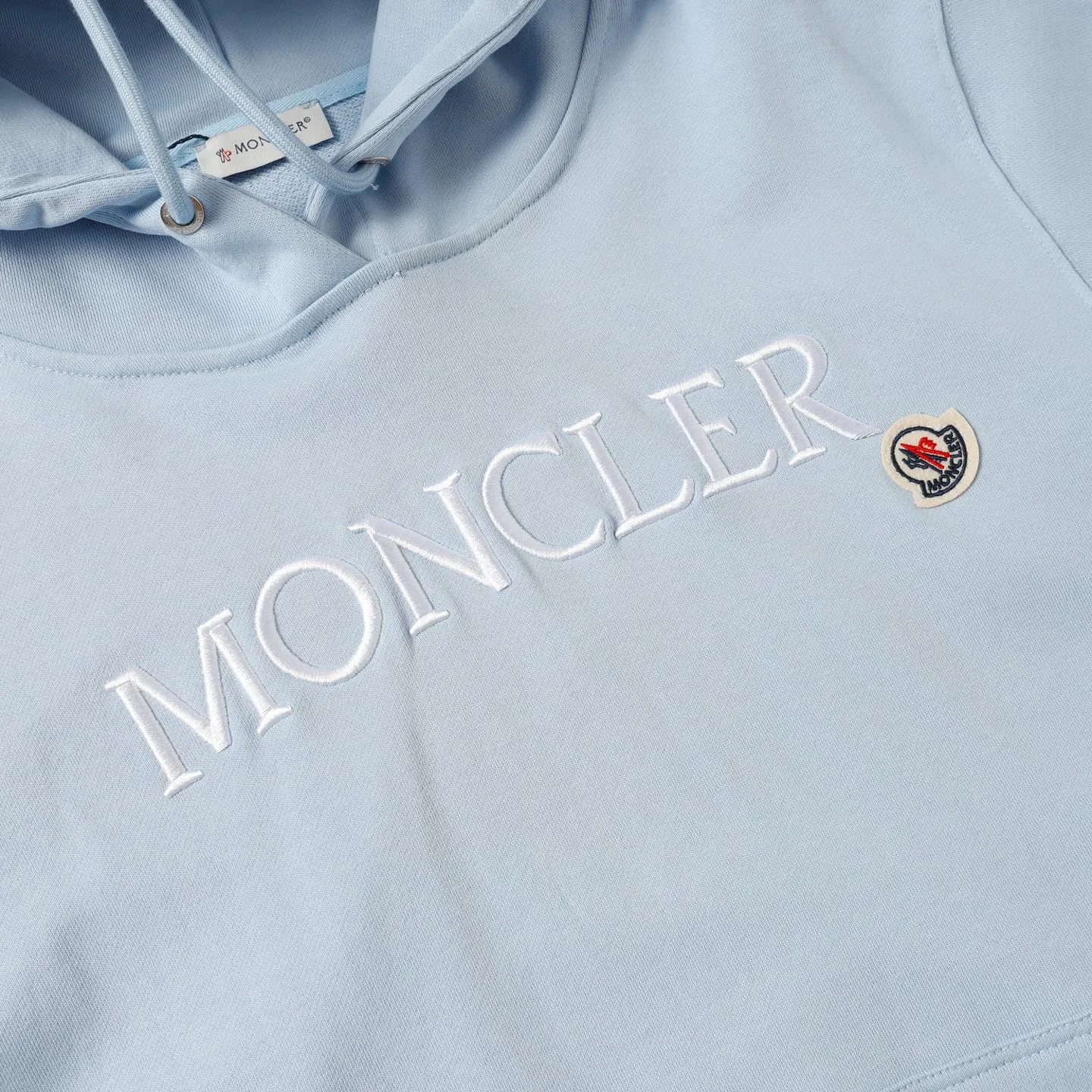 P246 Style number: 853 〈MONCLER〉 Mongolian embroidered hooded sweatshirt. The price of the Mongolian sweatshirt is actually quite advantageous. Those who have been to the counters should know that the price of the Mongolian hooded sweatshirt is not much higher than that of Gucci Burberry. It is just relatively low-key and unwilling to hype. It is a picture that you want to buy or not. The aloof existence... ✅Original custom-made with logo eyelets and hood ✅460g 100% cotton wool-eating fabric OS version is too big ✅Matched with the original high-weight double yarn thread ✅Correct three-needle and five-thread craftsmanship Chain edge Color: black white sky blue khaki Size S M L