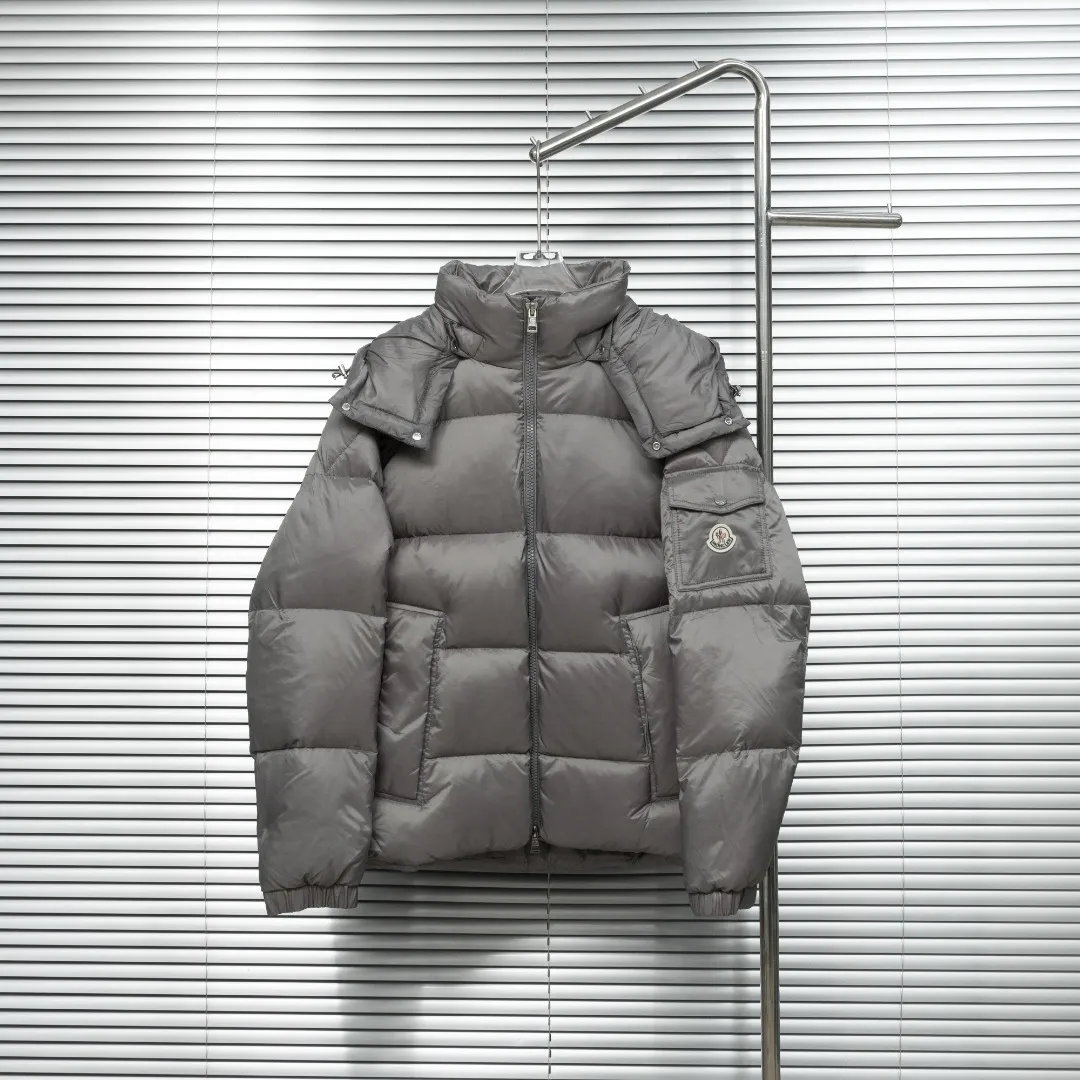 P920 top version (different currencies) Style: Moncler Moncler FW25 Couyere Hooded Short Down Jacket New Maya hooded zipper down jacket (all made of national standard 90 goose down, sizes are all authentic digital sizes) Color: Picture color Size: 1-2-3-4-5 Fabric: 90 goose down Accessories: Full set of customized accessories No gender distinction, same style for men and women