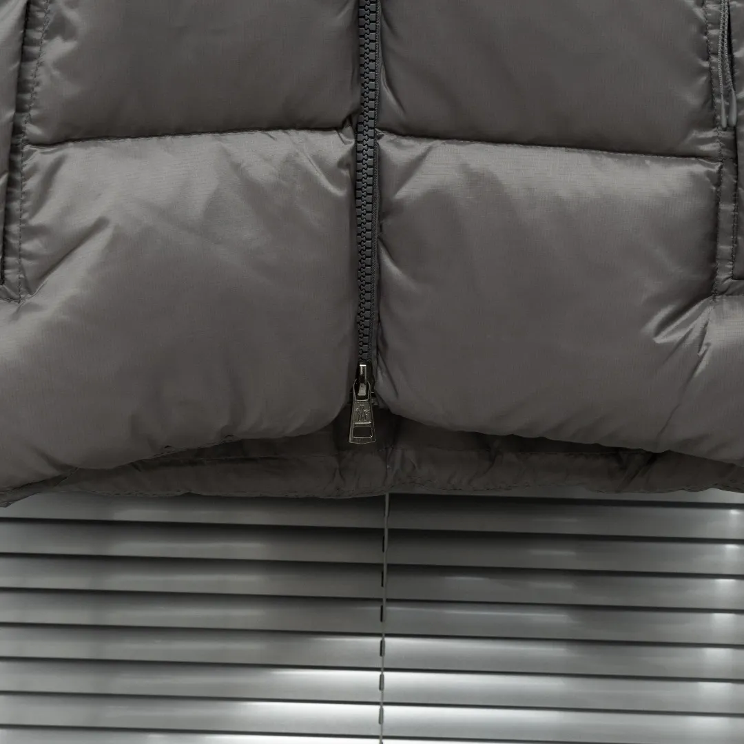 P920 top version (different currencies) Style: Moncler Moncler FW25 Couyere Hooded Short Down Jacket New Maya hooded zipper down jacket (all made of national standard 90 goose down, sizes are all authentic digital sizes) Color: Picture color Size: 1-2-3-4-5 Fabric: 90 goose down Accessories: Full set of customized accessories No gender distinction, same style for men and women