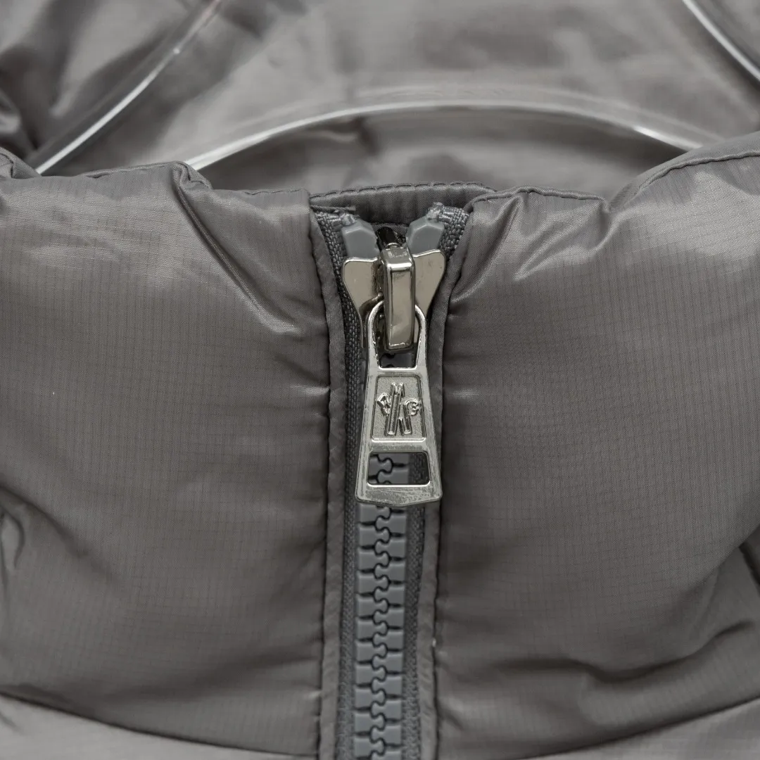 P920 top version (different currencies) Style: Moncler Moncler FW25 Couyere Hooded Short Down Jacket New Maya hooded zipper down jacket (all made of national standard 90 goose down, sizes are all authentic digital sizes) Color: Picture color Size: 1-2-3-4-5 Fabric: 90 goose down Accessories: Full set of customized accessories No gender distinction, same style for men and women