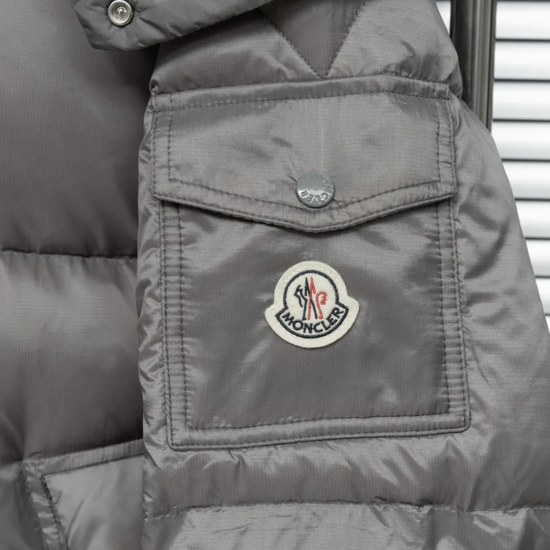 P920 top version (different currencies) Style: Moncler Moncler FW25 Couyere Hooded Short Down Jacket New Maya hooded zipper down jacket (all made of national standard 90 goose down, sizes are all authentic digital sizes) Color: Picture color Size: 1-2-3-4-5 Fabric: 90 goose down Accessories: Full set of customized accessories No gender distinction, same style for men and women