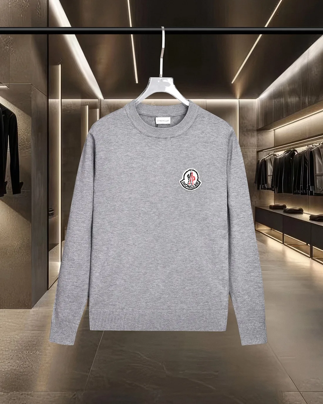 P236 Moncler/muzzle 25Fw classic chest Logo letter badge logo casual knitted pullover sweater 2025FW official website new original fabric official same style Selected sweater customization Imported wool fabric High-end version, counter custom fabric High breathability and comfort, exquisite workmanship, impeccable detail processing, ✅ custom logo engraved buttons, three labels complete. Brand element design concept reflects high quality. It feels delicate and soft! Presenting a casual cut, the upper body shape is great 🐍 Color; black, white and gray Size: M-XXXL