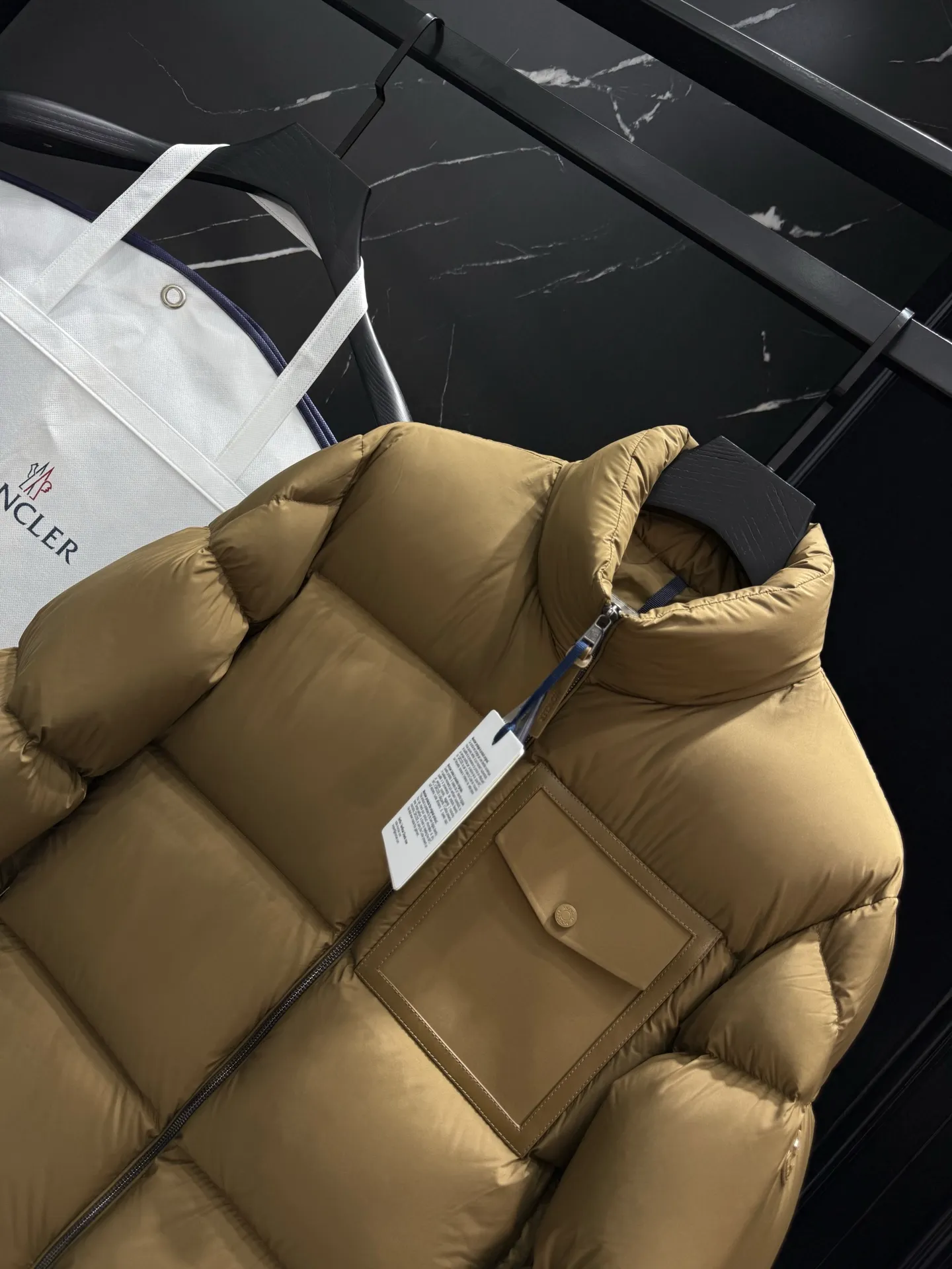 P860 Moncler Chinon Square-Quilted Short Down short stand-up collar zipper long-sleeved down jacket 🆕Original 1:1 customized hardware accessories are all imported and original customization. Welcome to compare at the counter. Absolutely high quality. Made of top-grade white duck down. Super soft. Full and fluffy. Super heavy workmanship. Fabric workmanship. 👍Perfect version. Note⚠The fabric is super comfortable. Exclusive model. Non-market goods. Unisex size: 12345 Color: black camel beige