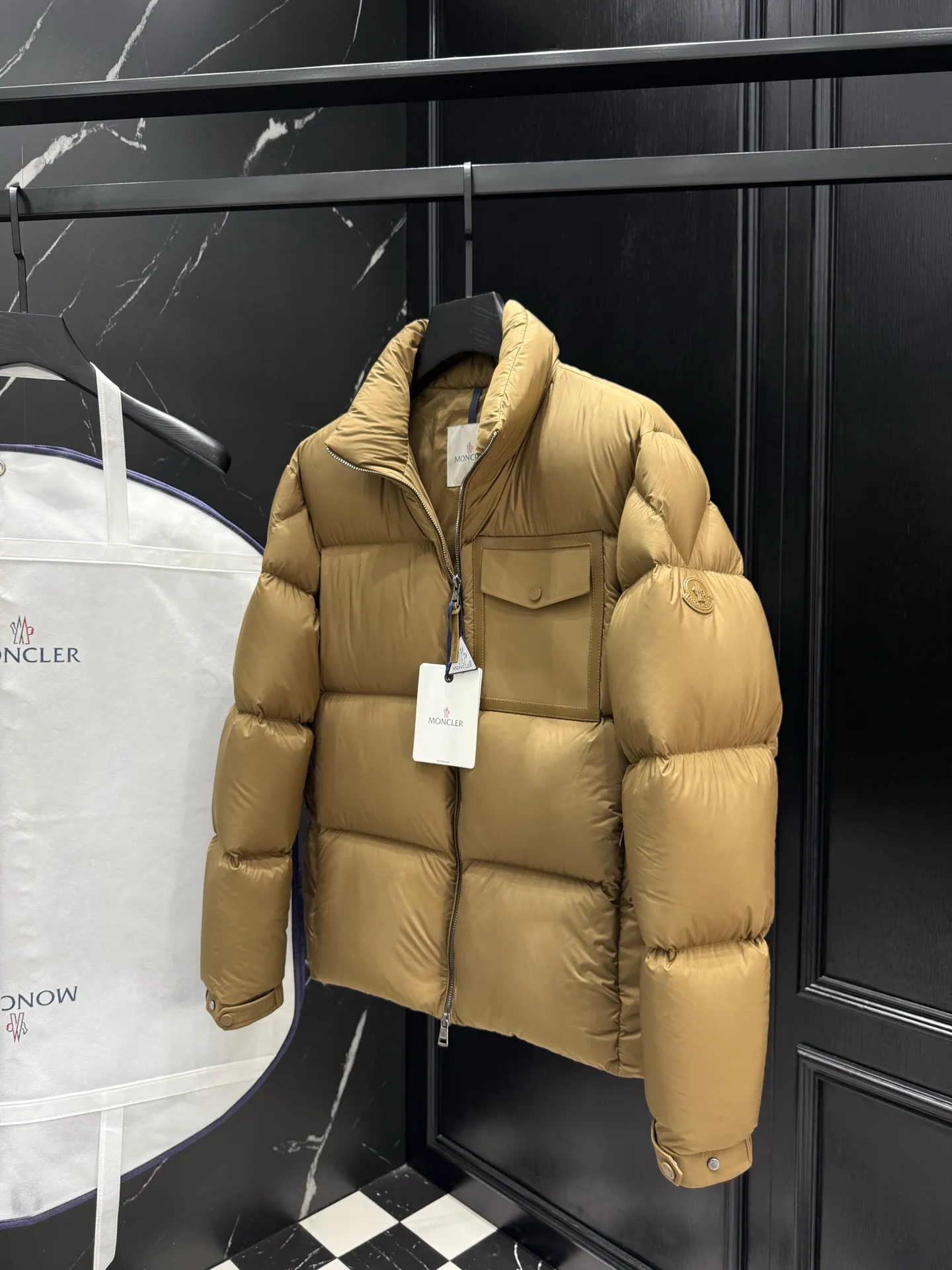 P860 Moncler Chinon Square-Quilted Short Down short stand-up collar zipper long-sleeved down jacket 🆕Original 1:1 customized hardware accessories are all imported and original customization. Welcome to compare at the counter. Absolutely high quality. Made of top-grade white duck down. Super soft. Full and fluffy. Super heavy workmanship. Fabric workmanship. 👍Perfect version. Note⚠The fabric is super comfortable. Exclusive model. Non-market goods. Unisex size: 12345 Color: black camel beige