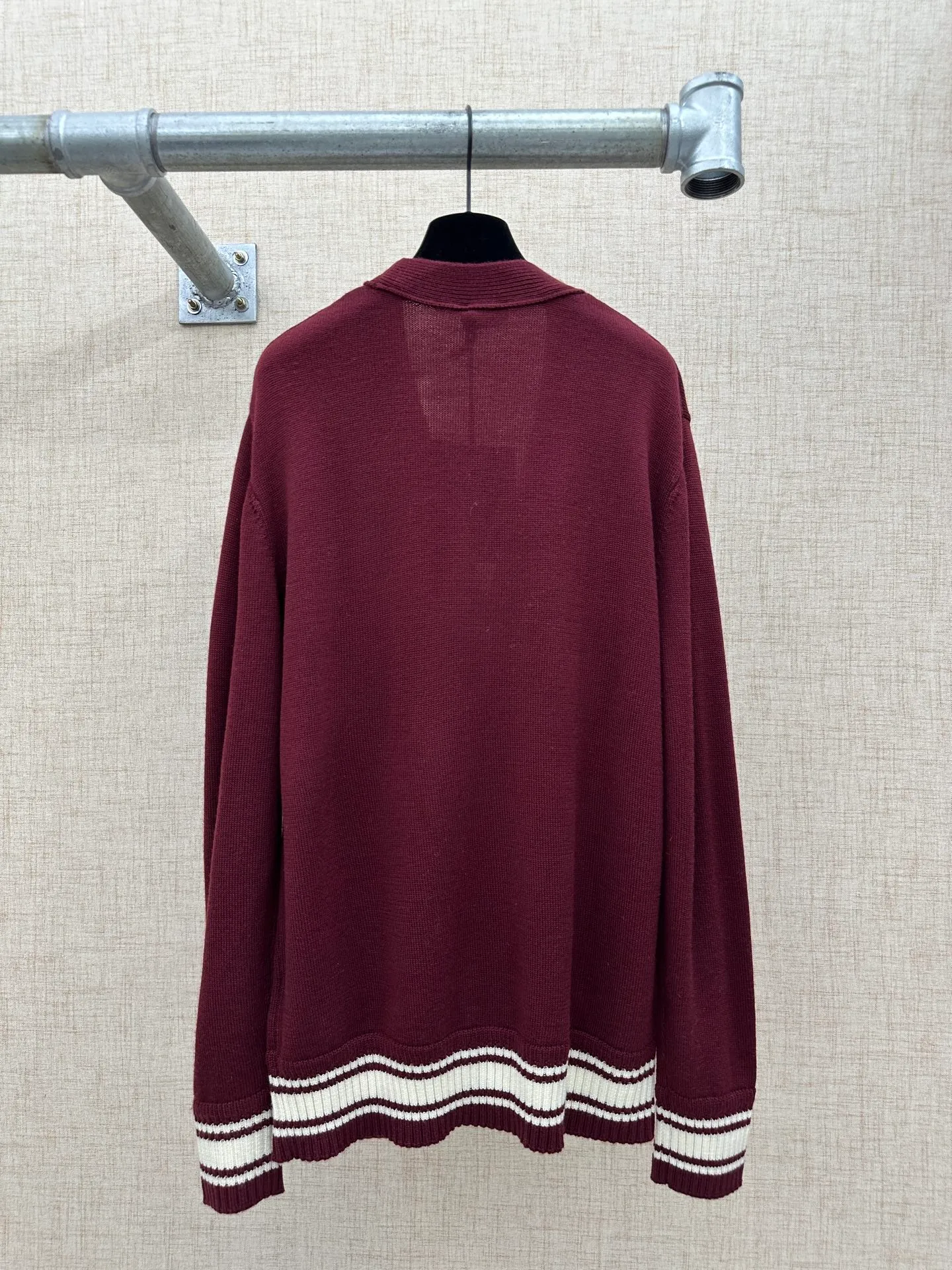 P640 💰 Moncler Men's embroidered monogram wool cardigan M embroidered college-style cardigan is inspired by college-style baseball uniforms. The main color is Bordeaux red with off-white striped ribbing on the cuffs and hem. There is a three-dimensional "M" letter embroidery on the left chest. The overall style is a retro campus feel.  The detailed logo buttons are engraved with the Moncler brand, and the embroidered letters are terry embroidered. The material is 100% wool jersey (7-needle process). It is a medium-thick item. It has button closure + V-neck + patch pocket design. It has a balance of warmth and practicality. It belongs to the Moncler men's casual knitting series. The style is suitable for layering shirts and T-shirts.  Size: S, M, L, XL,